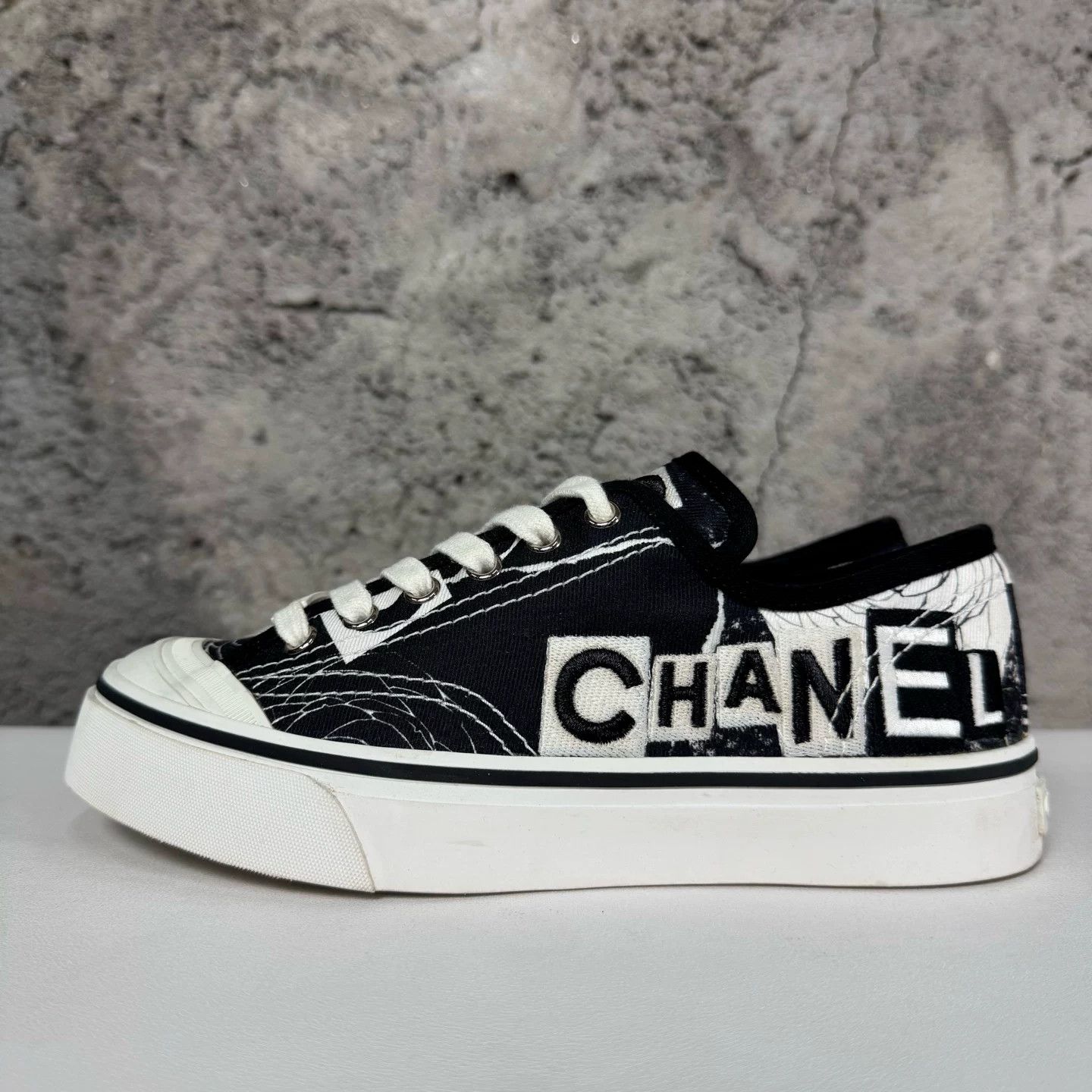 Chanel Chanel Logo Print Low-Top Sneakers Size 36 Size US 6 / IT 36 - 4 Thumbnail