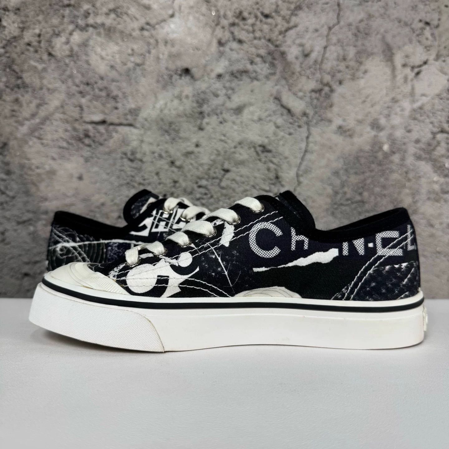 Chanel Chanel Logo Print Low-Top Sneakers Size 36 Size US 6 / IT 36 - 7 Thumbnail