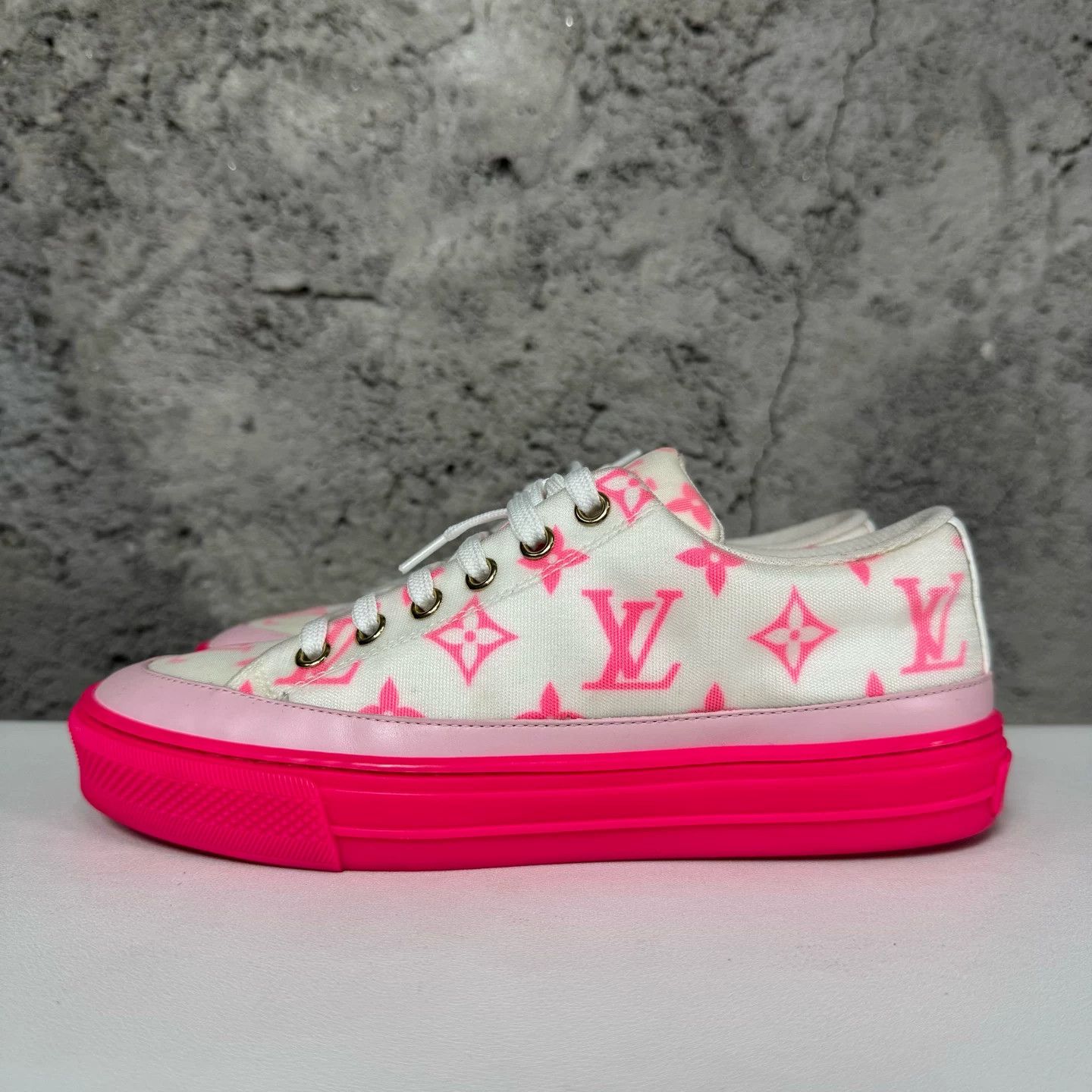 Louis Vuitton Louis Vuitton Pink Monogram Low-Top Sneakers Size 35.5 Size US 5.5 / IT 35.5 - 4 Thumbnail