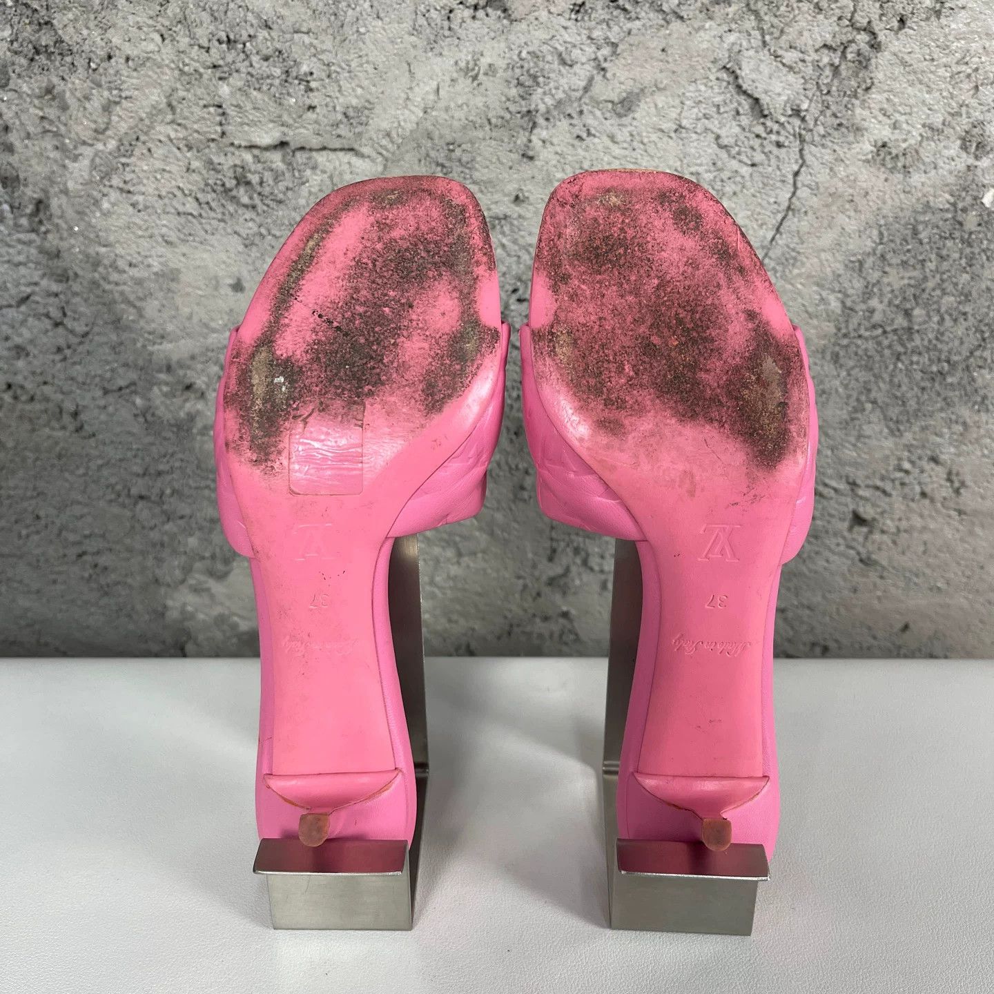 Louis Vuitton Louis Vuitton Pink Quilted Monogram Mules Size 37 Size US 7 / IT 37 - 9 Thumbnail
