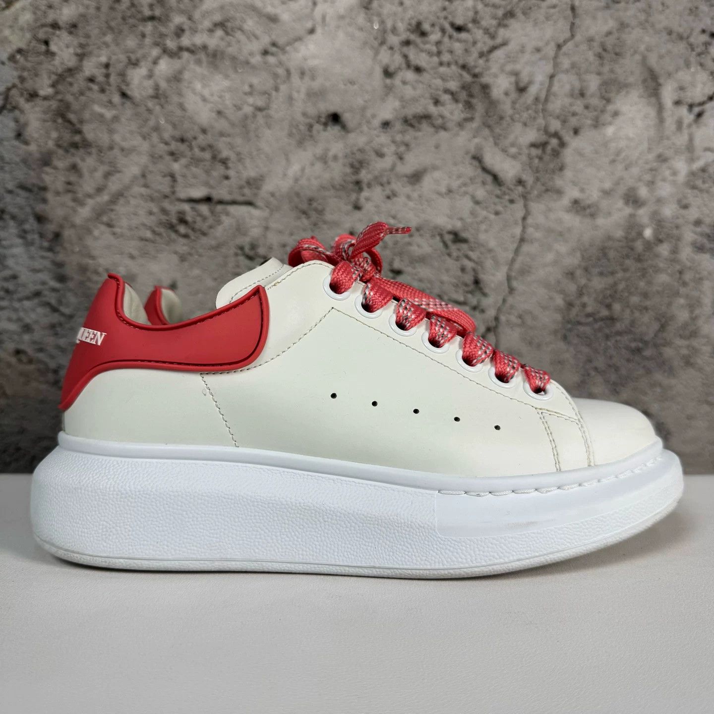 Alexander McQueen Alexander McQueen White Red Leather Sneakers Size 36 Size US 6 / IT 36 - 3 Thumbnail