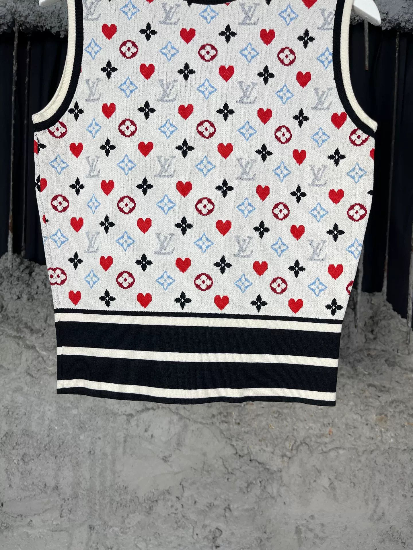 Louis Vuitton Louis Vuitton Monogram Heart Knit Tank Top XS Size XS / US 0-2 / IT 36-38 - 5 Thumbnail