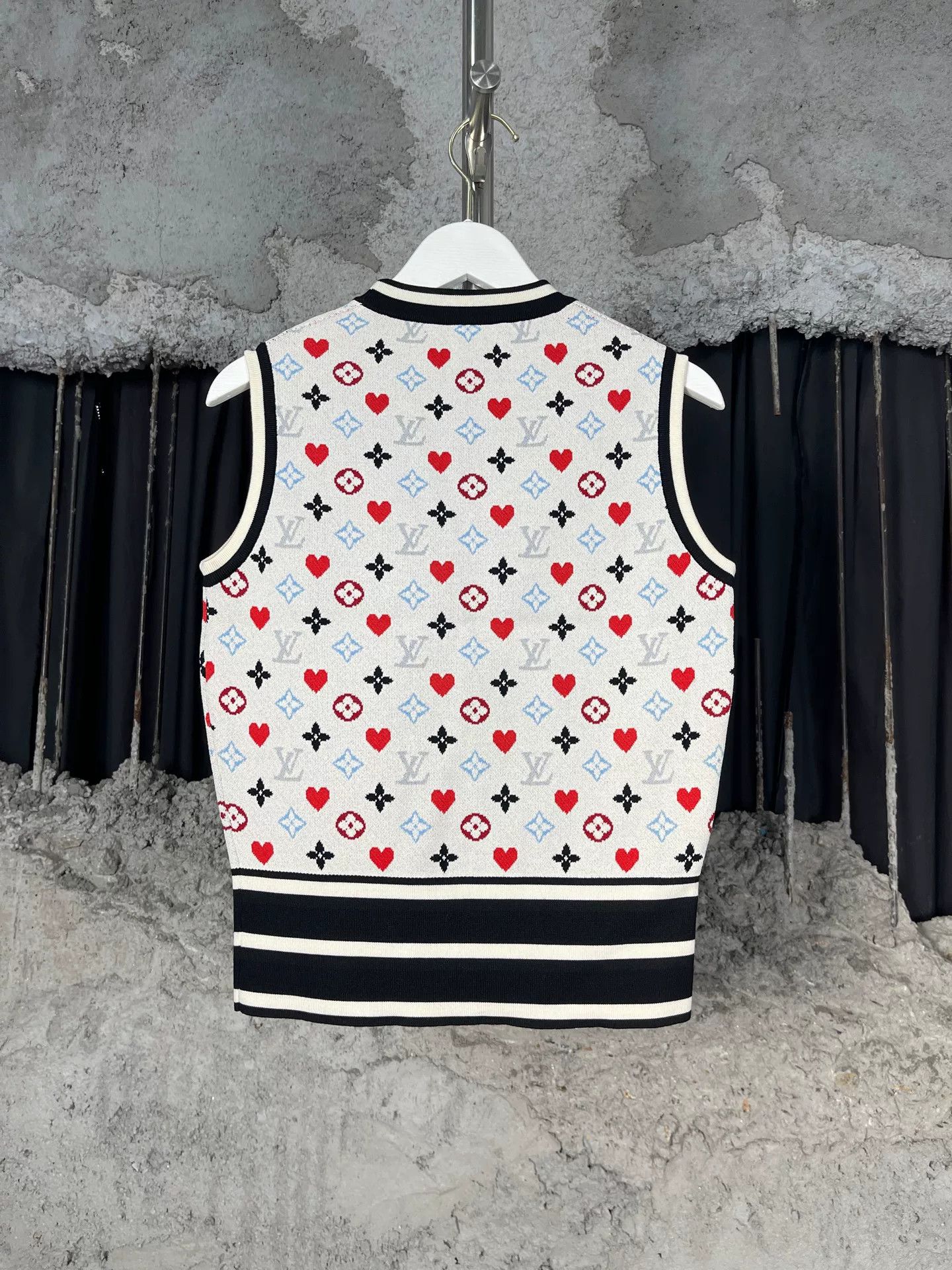 Louis Vuitton Louis Vuitton Monogram Heart Knit Tank Top XS Size XS / US 0-2 / IT 36-38 - 3 Thumbnail