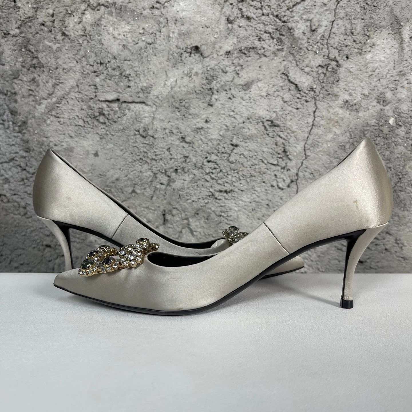 Roger Vivier Roger Vivier Crystal Buckle Satin Pumps 36.5 Size US 6.5 / IT 36.5 - 7 Thumbnail