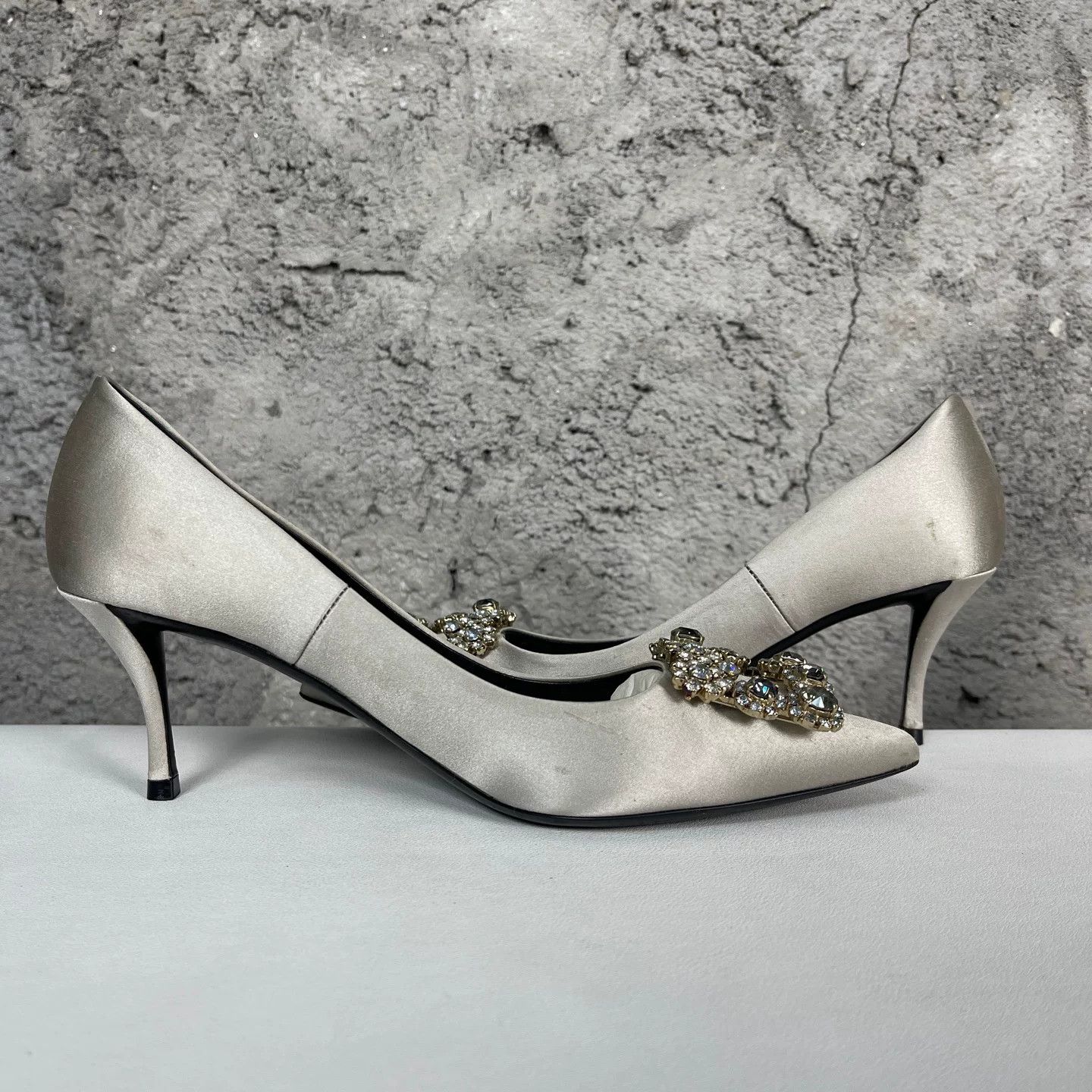 Roger Vivier Roger Vivier Crystal Buckle Satin Pumps 36.5 Size US 6.5 / IT 36.5 - 6 Thumbnail
