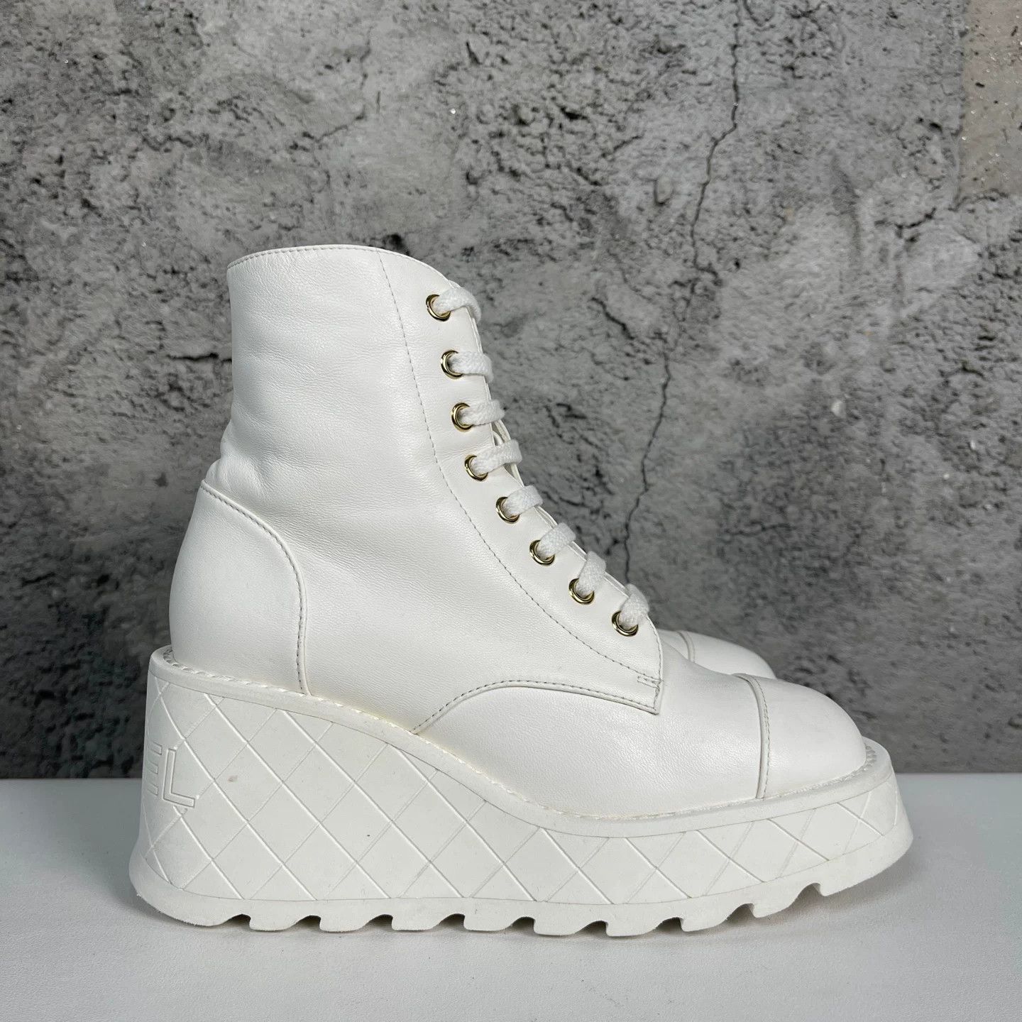 Chanel Chanel White Leather Wedge Lace-Up Boots Size 35.5 Size US 5.5 / IT 35.5 - 3 Thumbnail