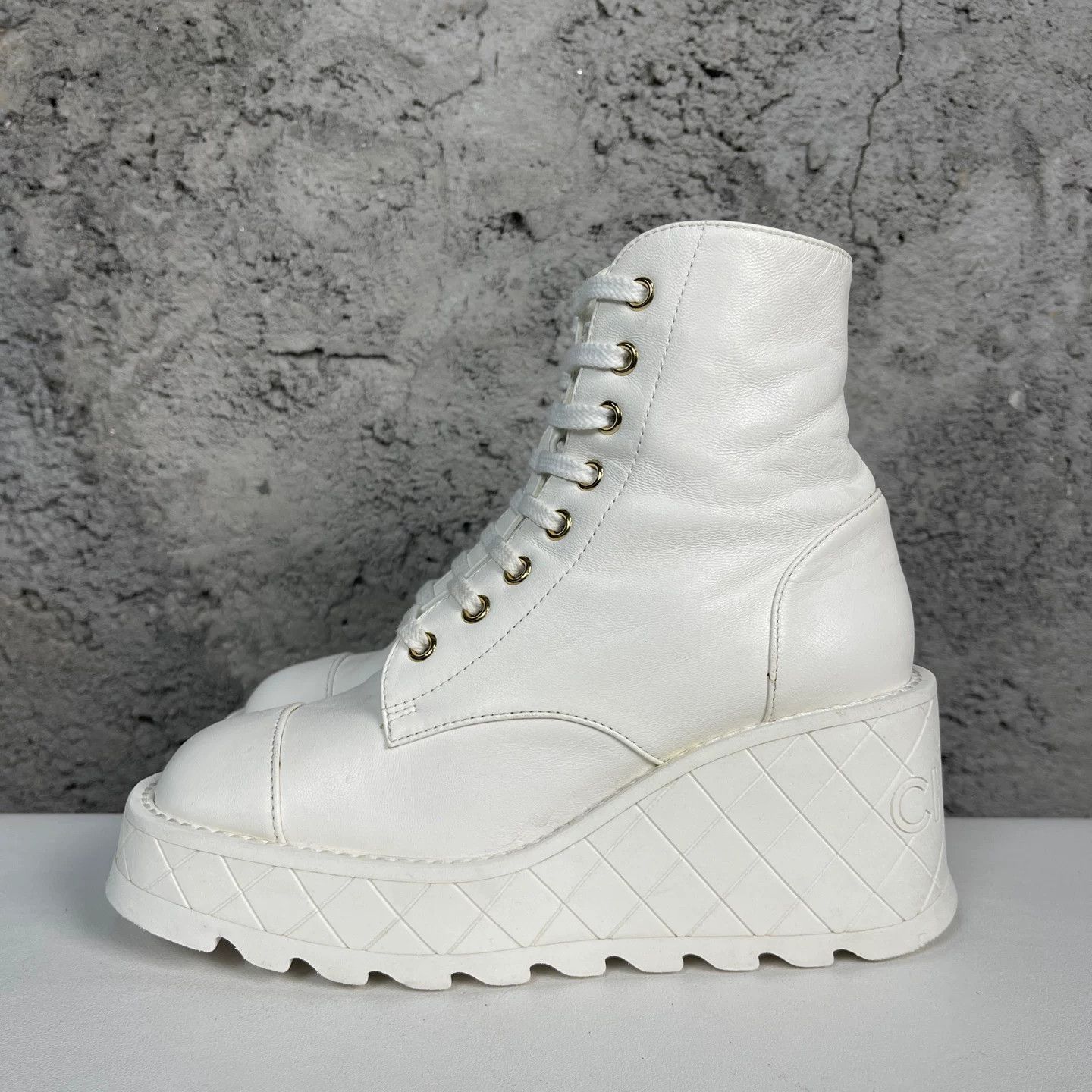 Chanel Chanel White Leather Wedge Lace-Up Boots Size 35.5 Size US 5.5 / IT 35.5 - 4 Thumbnail