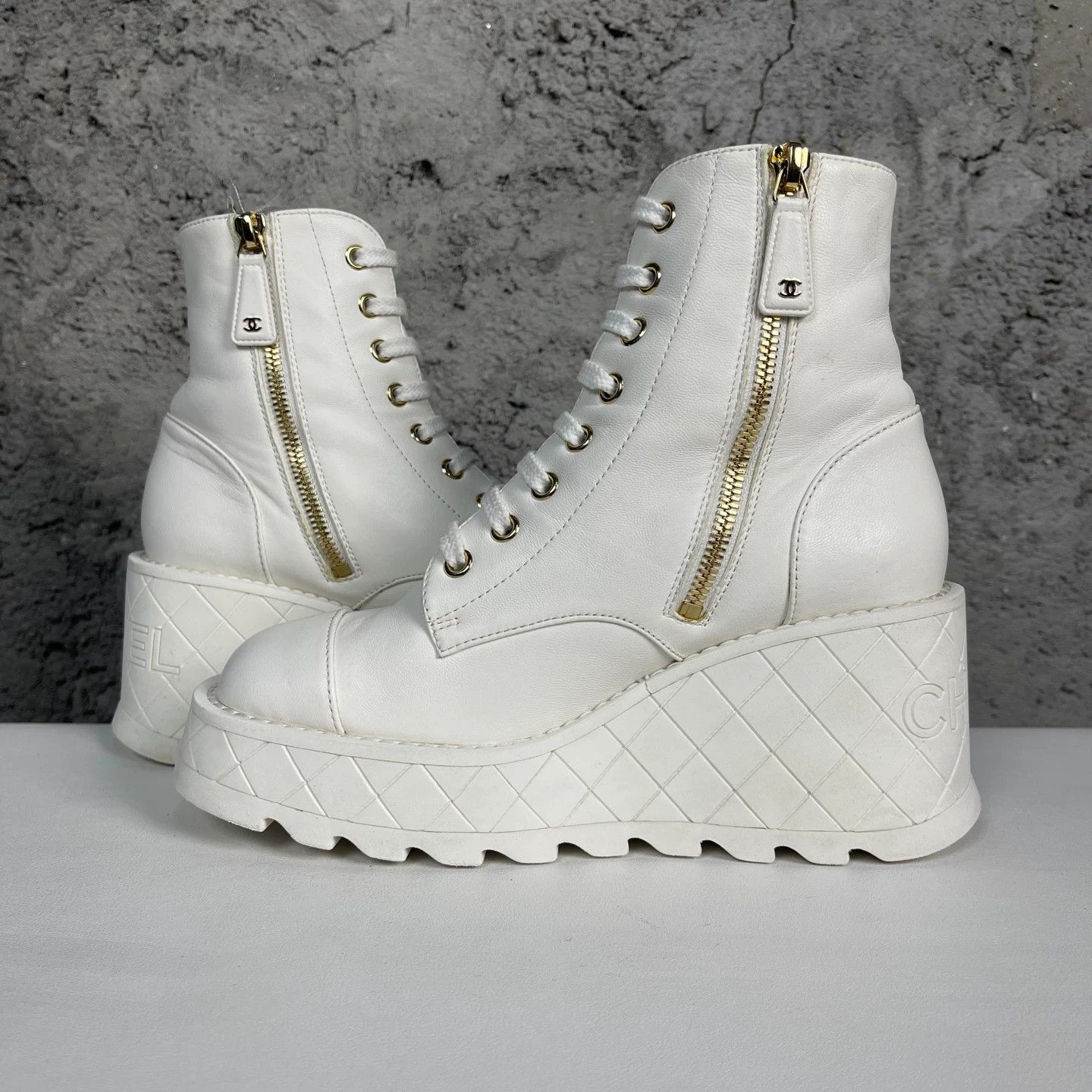 Chanel Chanel White Leather Wedge Lace-Up Boots Size 35.5 Size US 5.5 / IT 35.5 - 7 Thumbnail