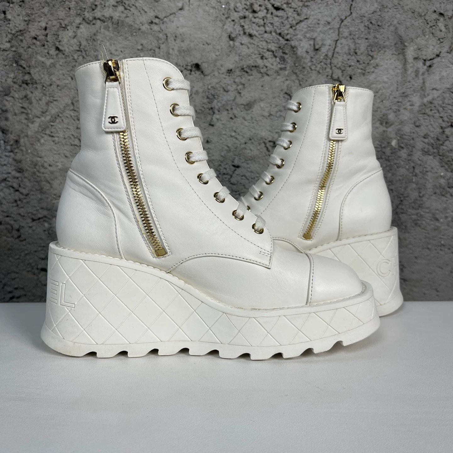 Chanel Chanel White Leather Wedge Lace-Up Boots Size 35.5 Size US 5.5 / IT 35.5 - 6 Thumbnail