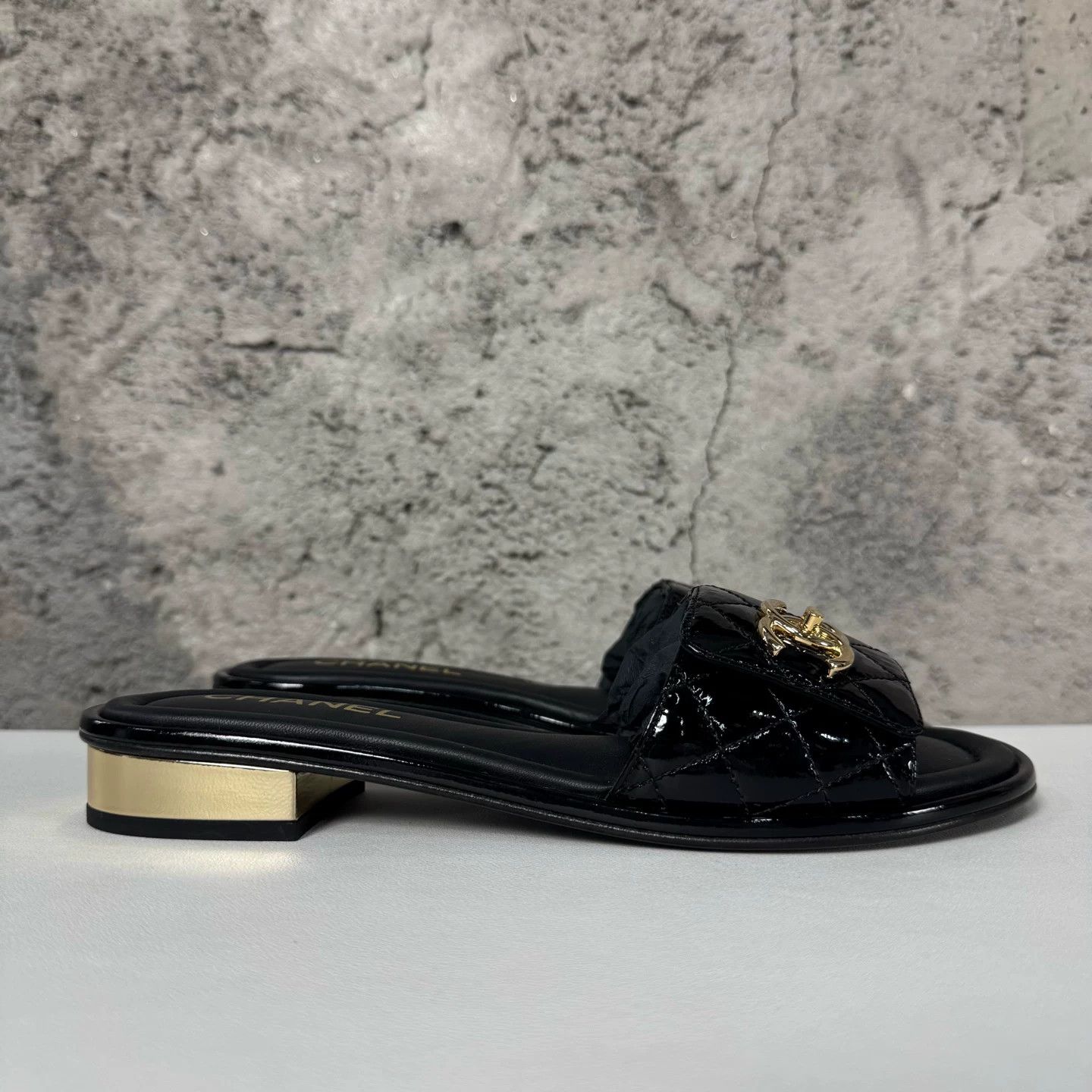 Chanel Chanel Quilted Patent Logo Slides Size 39 Size US 9 / IT 39 - 3 Thumbnail