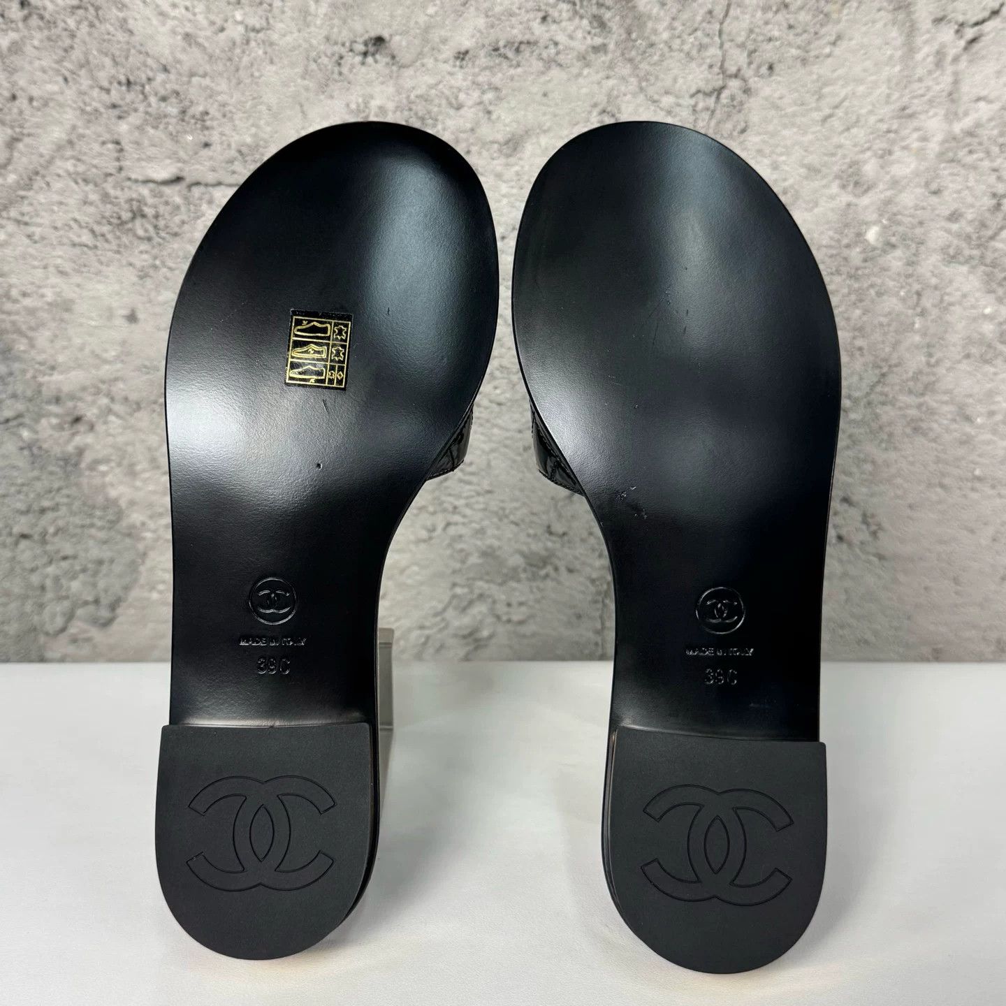 Chanel Chanel Quilted Patent Logo Slides Size 39 Size US 9 / IT 39 - 9 Thumbnail