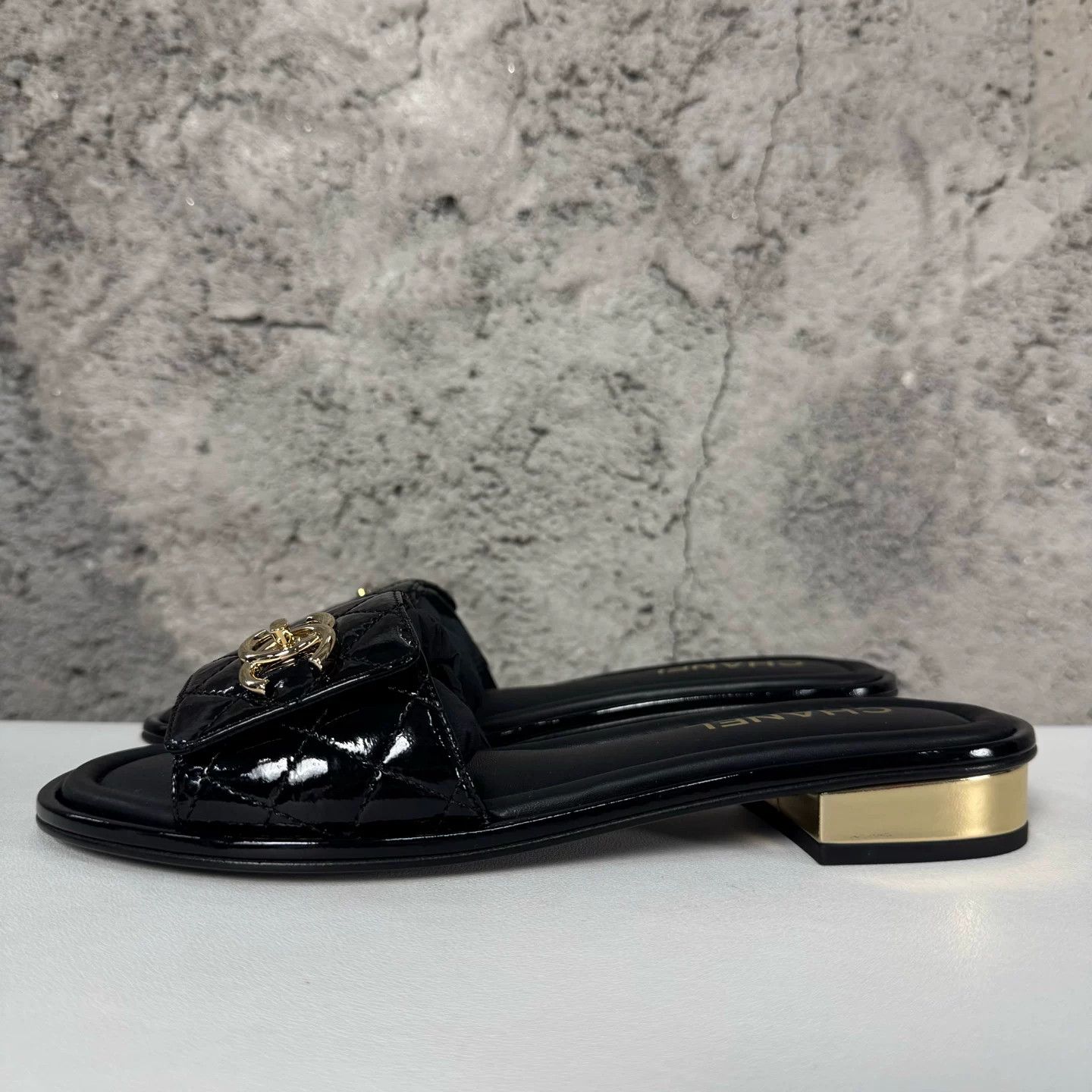 Chanel Chanel Quilted Patent Logo Slides Size 39 Size US 9 / IT 39 - 4 Thumbnail