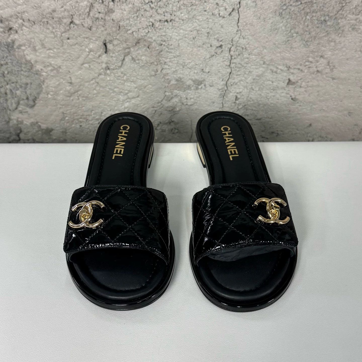 Chanel Chanel Quilted Patent Logo Slides Size 39 Size US 9 / IT 39 - 8 Thumbnail