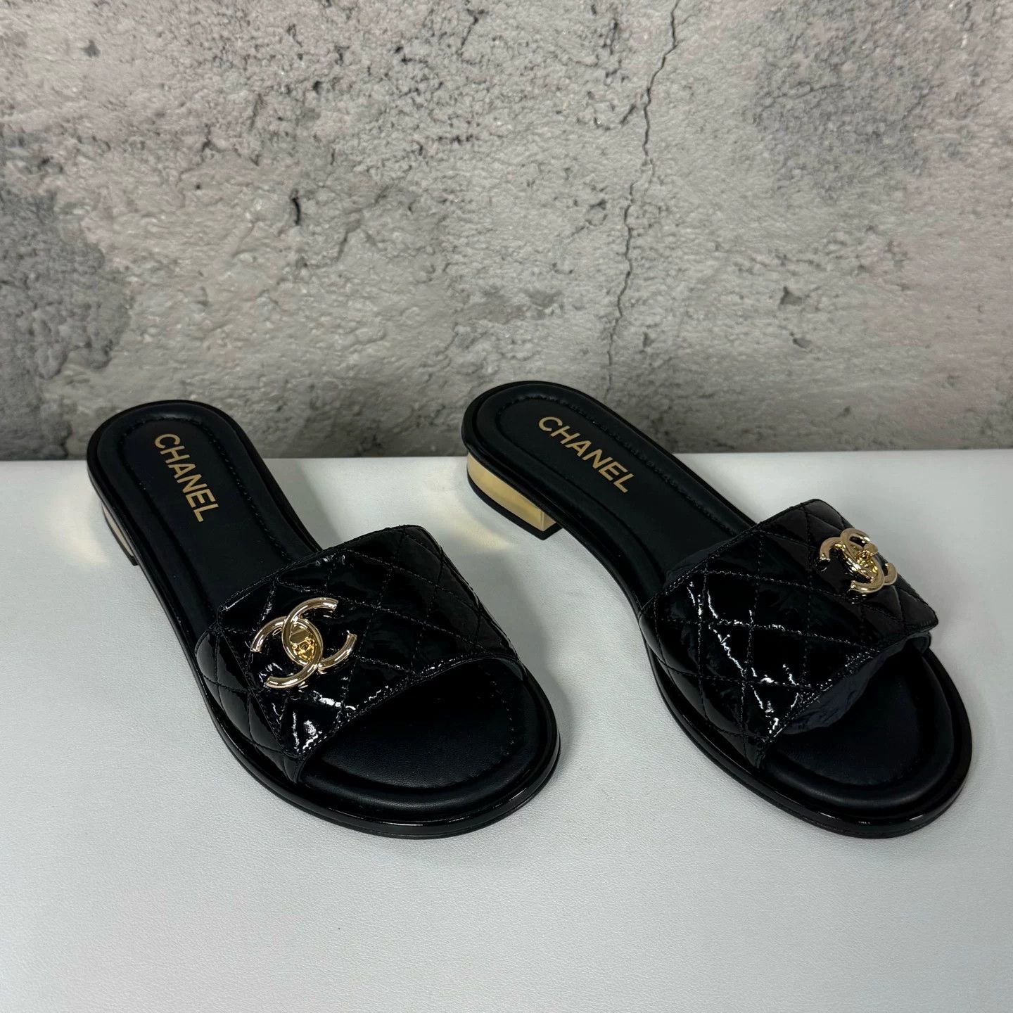 Chanel Chanel Quilted Patent Logo Slides Size 39 Size US 9 / IT 39 - 2 Thumbnail