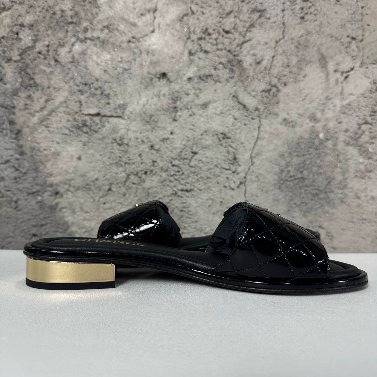 Chanel Chanel Quilted Patent Logo Slides Size 39 Size US 9 / IT 39 - 6 Thumbnail