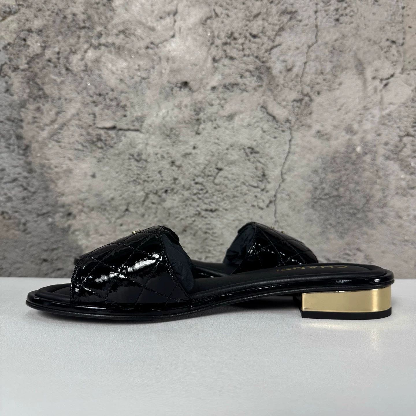 Chanel Chanel Quilted Patent Logo Slides Size 39 Size US 9 / IT 39 - 7 Thumbnail