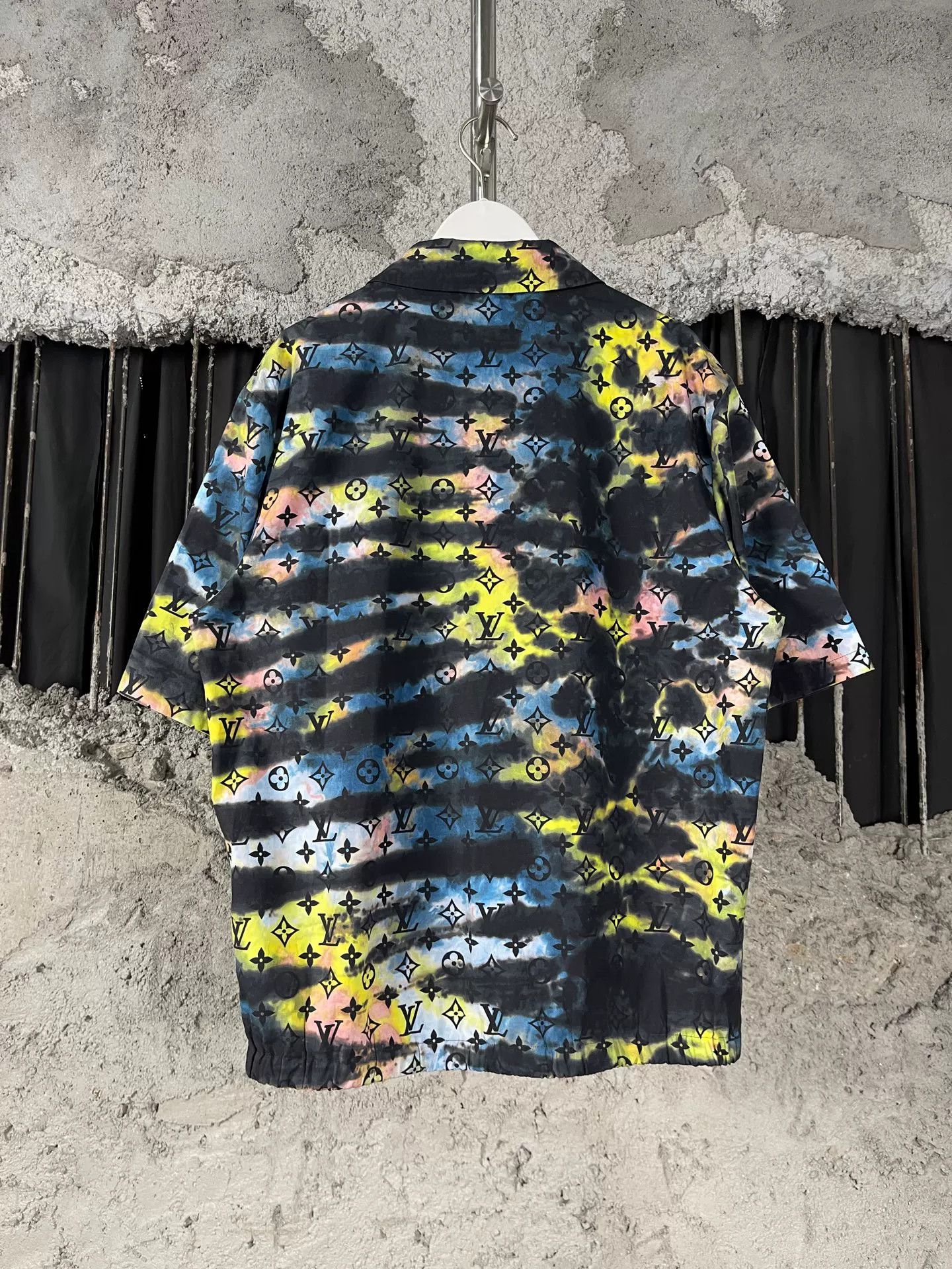 Louis Vuitton Louis Vuitton Monogram Tie-Dye Shirt Size XS Size US XS / EU 42 / 0 - 3 Thumbnail