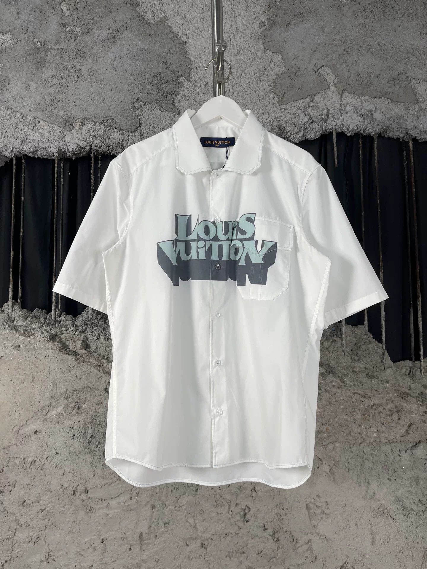 Louis Vuitton Louis Vuitton Logo Print Short Sleeve Shirt XS Size US XS / EU 42 / 0 - 2 Thumbnail