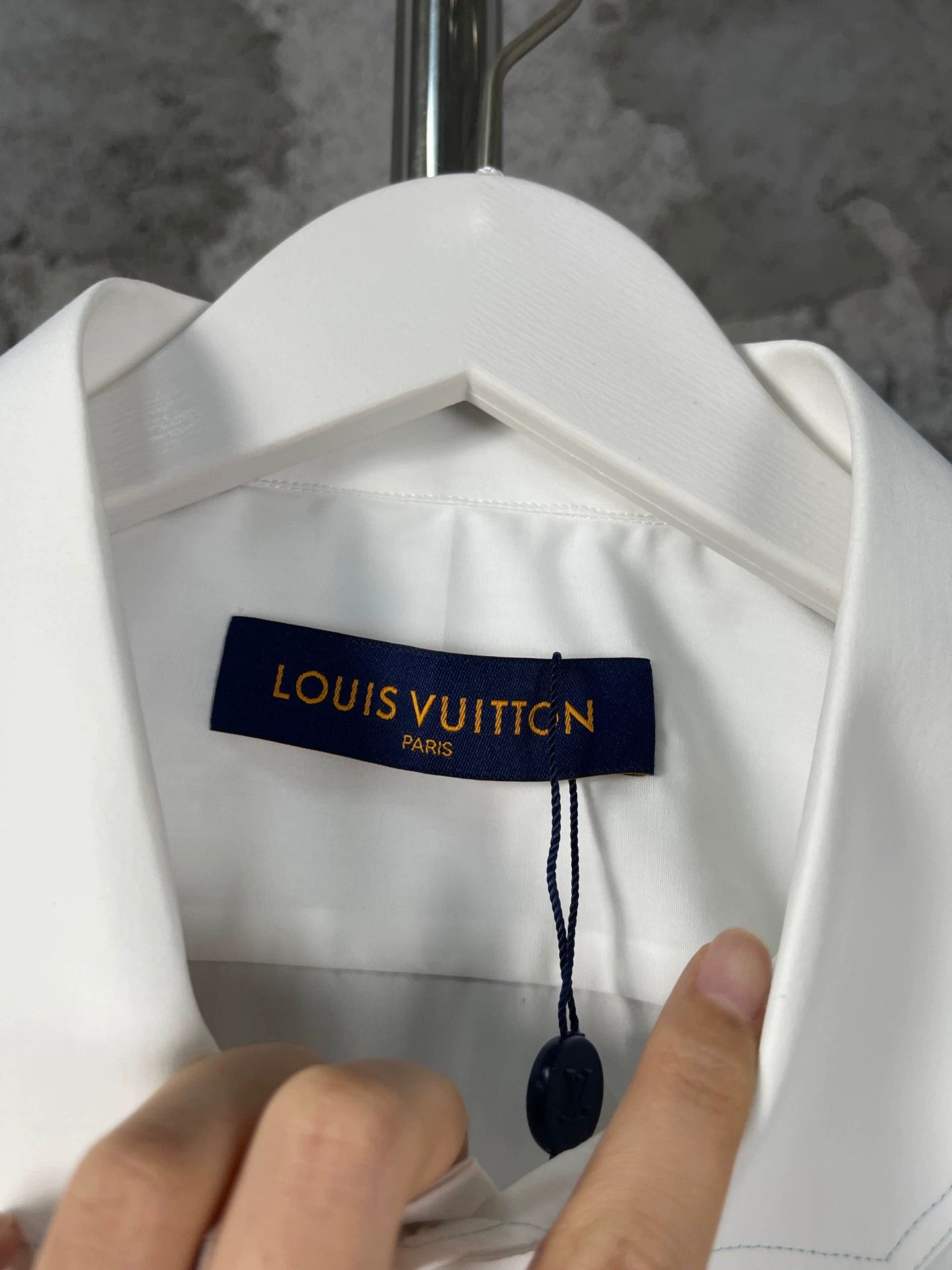 Louis Vuitton Louis Vuitton Logo Print Short Sleeve Shirt XS Size US XS / EU 42 / 0 - 7 Thumbnail