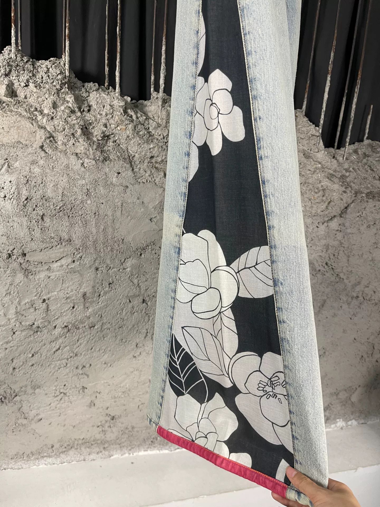 Chanel Chanel Floral Panel Jeans Size 34 Size 25" / US 0 / IT 36 - 6 Thumbnail