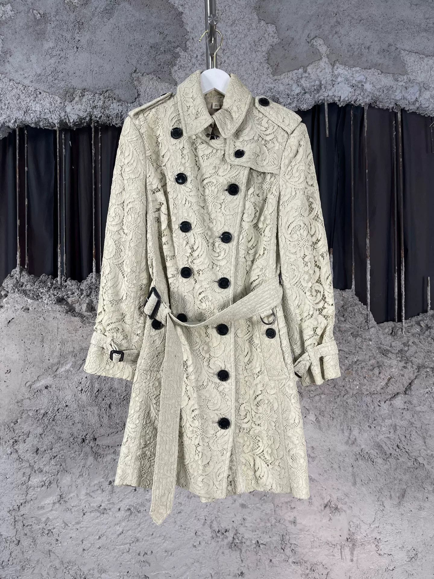 Burberry Burberry Lace Trench Coat Size UK 6 Size XS / US 0-2 / IT 36-38 - 2 Thumbnail