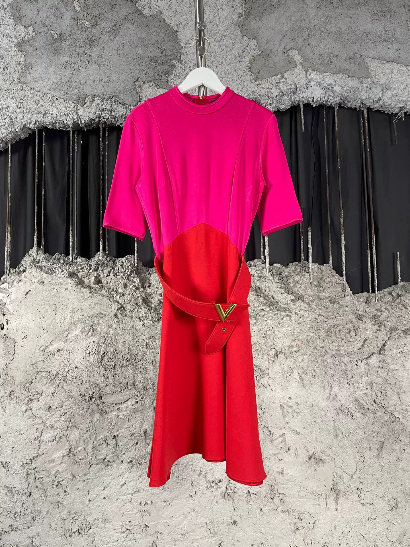 Louis Vuitton Louis Vuitton Colorblock V Logo Dress Size 36 Size XS / US 0-2 / IT 36-38 - 2 Thumbnail