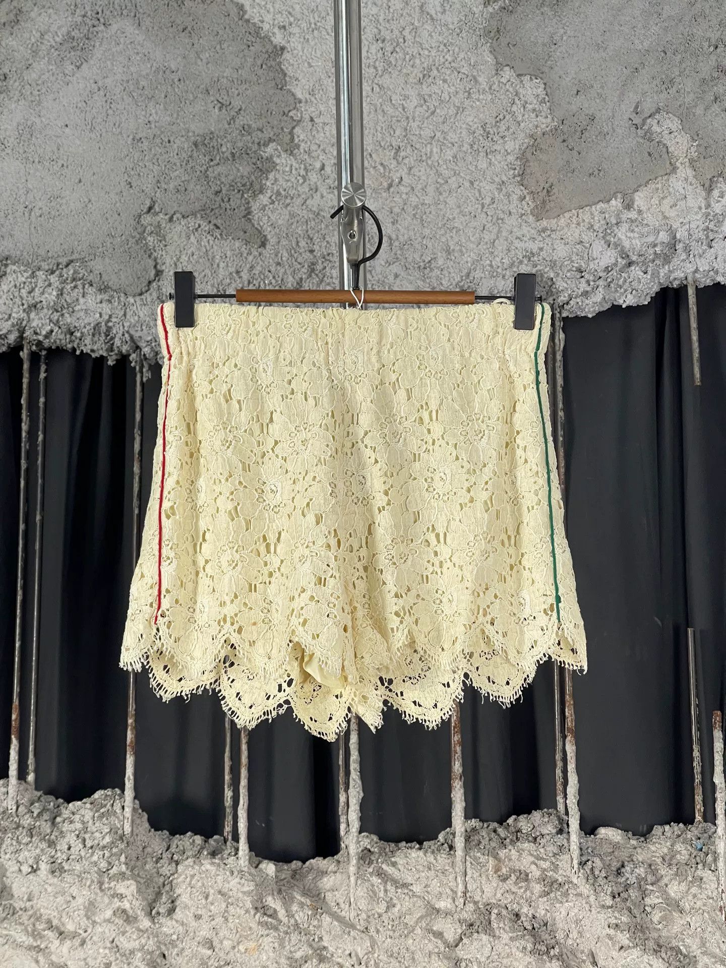 Gucci Gucci Lace Stripe Trim Shorts Size 36 Size 25" / US 0 / IT 36 - 2 Thumbnail