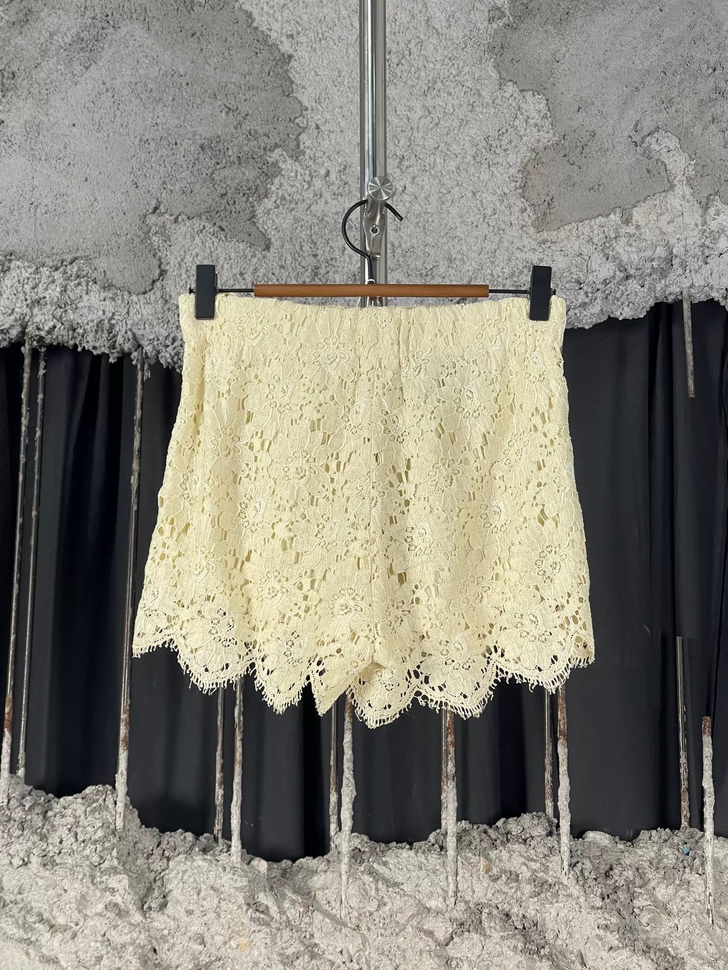 Gucci Gucci Lace Stripe Trim Shorts Size 36 Size 25" / US 0 / IT 36 - 3 Thumbnail