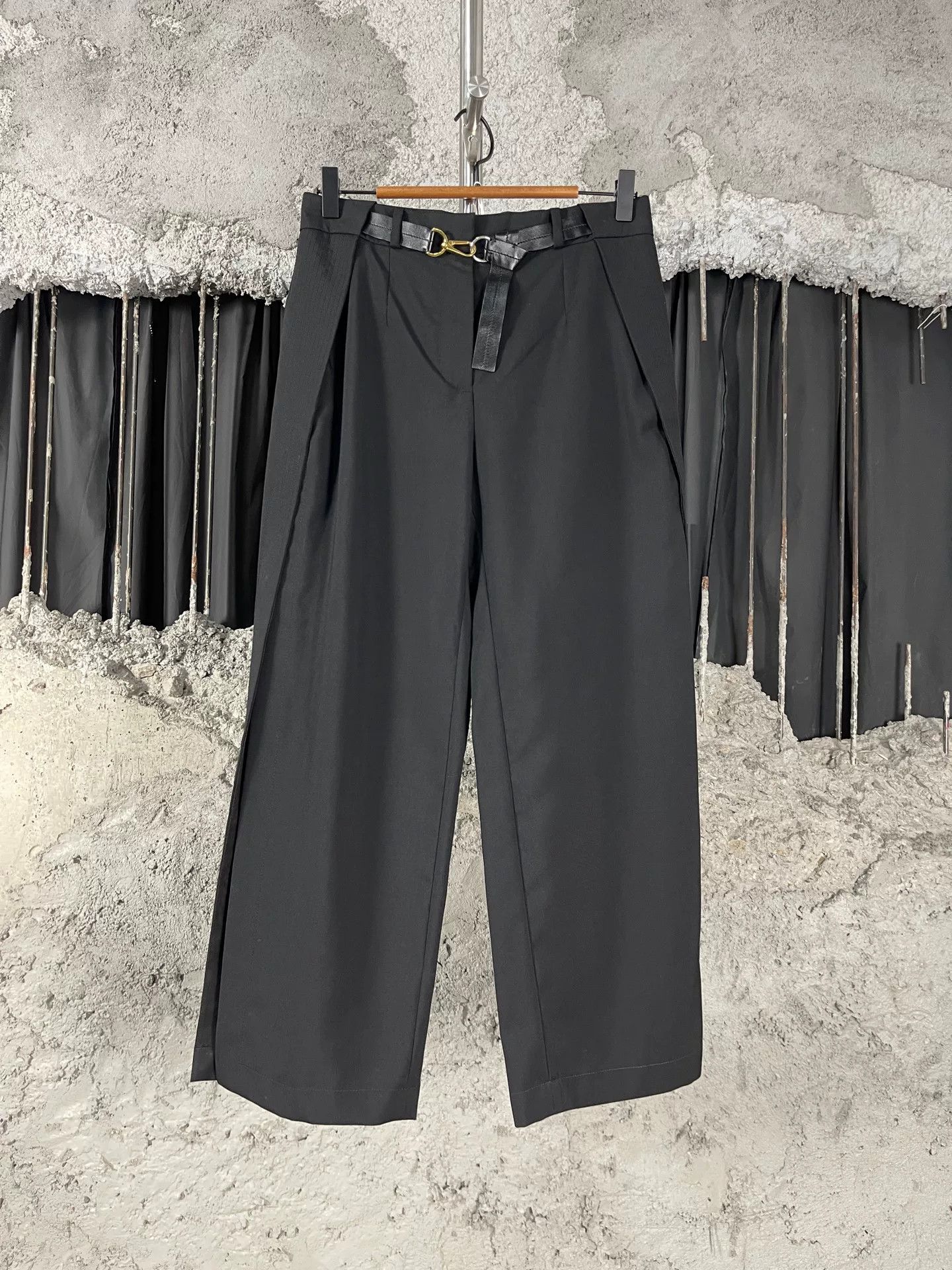 Louis Vuitton Louis Vuitton Belted Trousers Size 34 Size 24" / US 00 / IT 34 - 2 Thumbnail