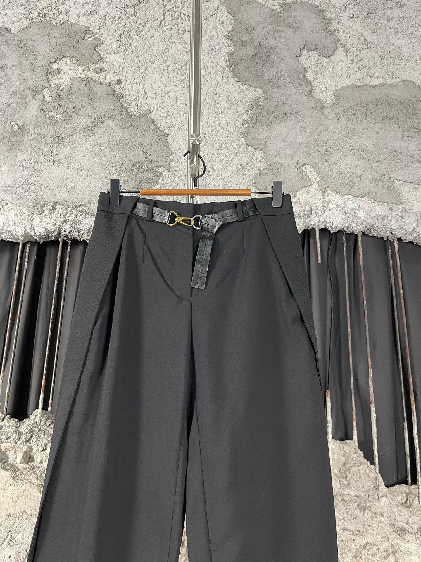Louis Vuitton Louis Vuitton Belted Trousers Size 34 Size 24" / US 00 / IT 34 - 4 Thumbnail