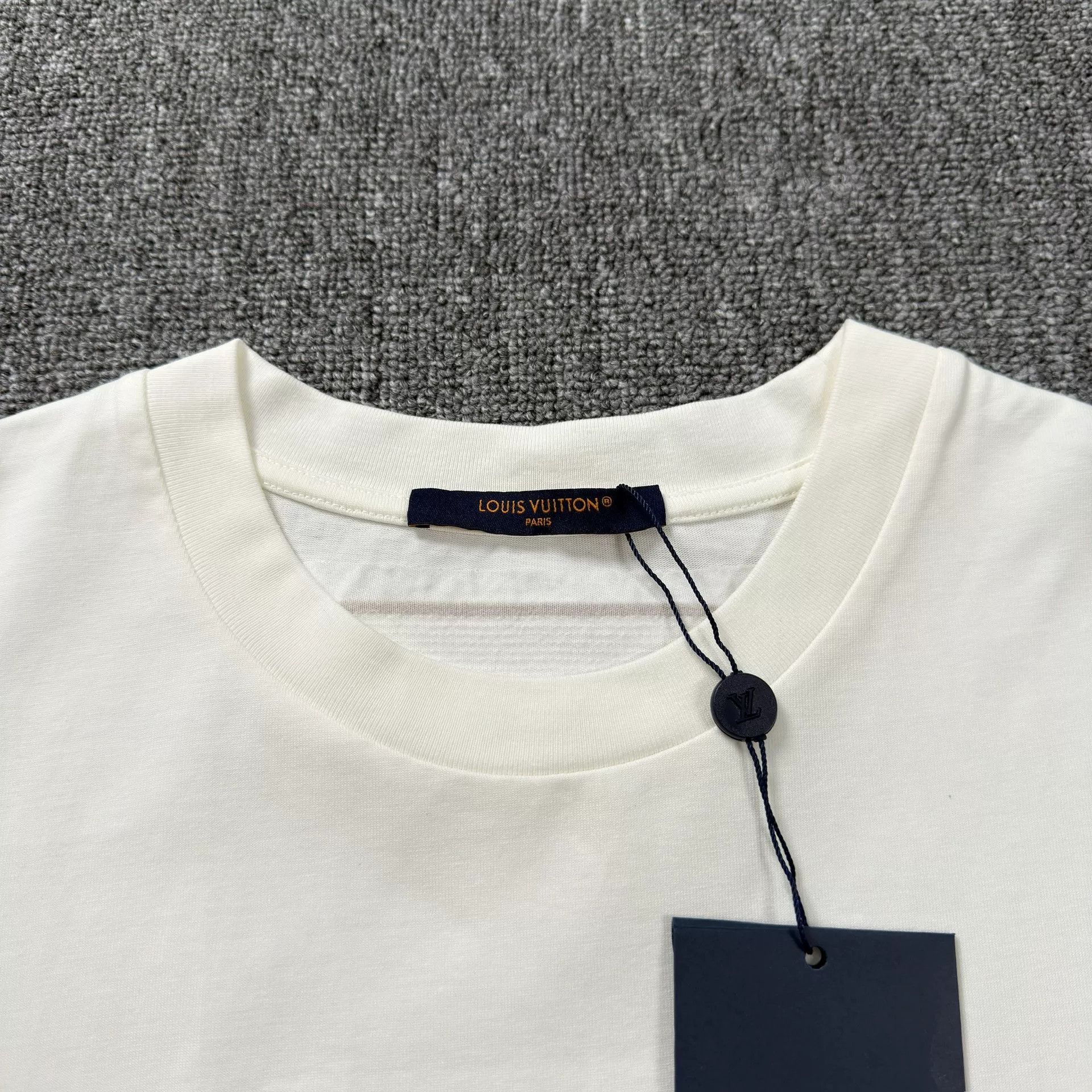 Louis Vuitton Louis Vuitton Beaded Letter T-Shirt XL Size US XL / EU 56 / 4 - 3 Thumbnail