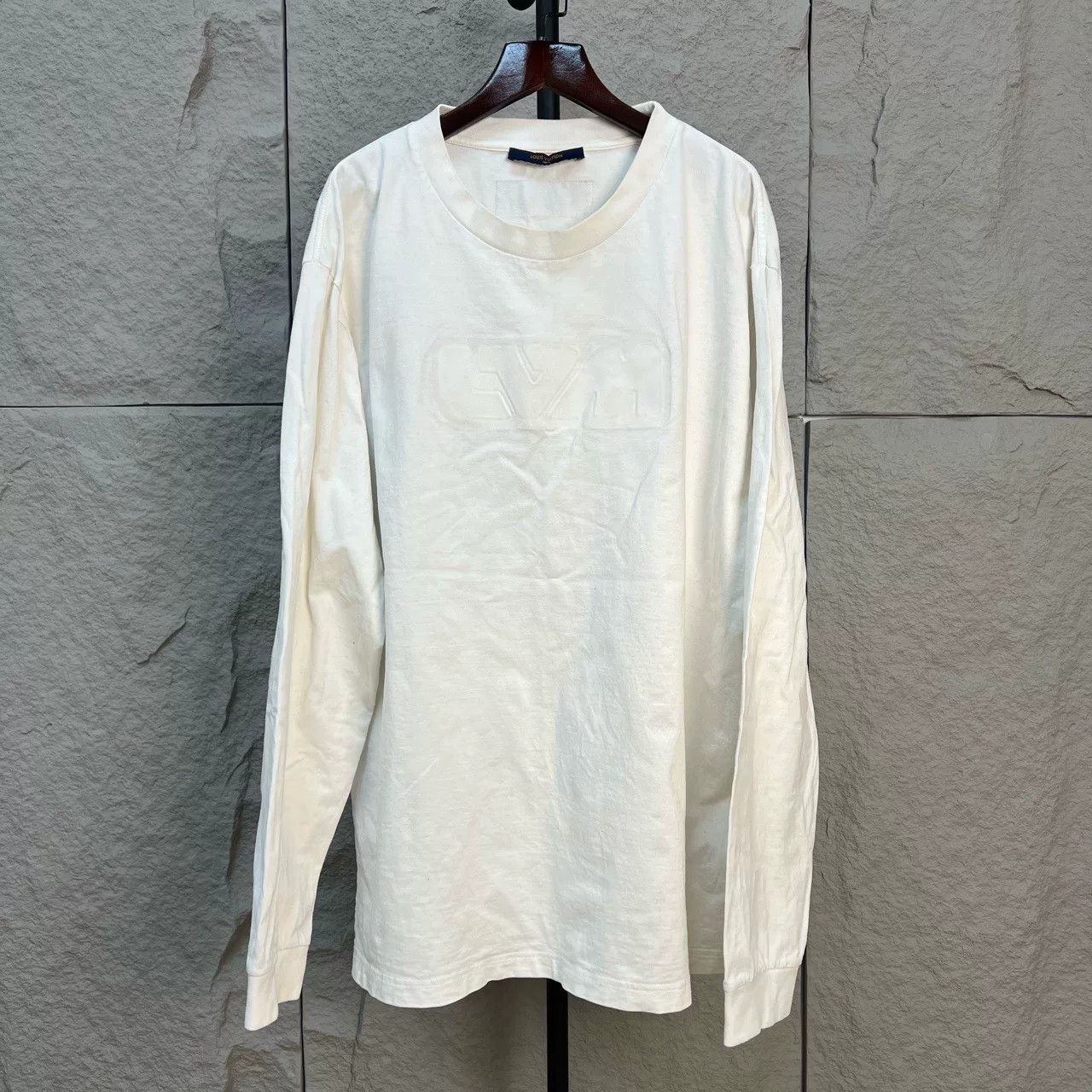 Louis Vuitton Louis Vuitton Embossed Logo Long Sleeve T-Shirt Size XXL Size US XXL / EU 58 / 5 - 2 Thumbnail