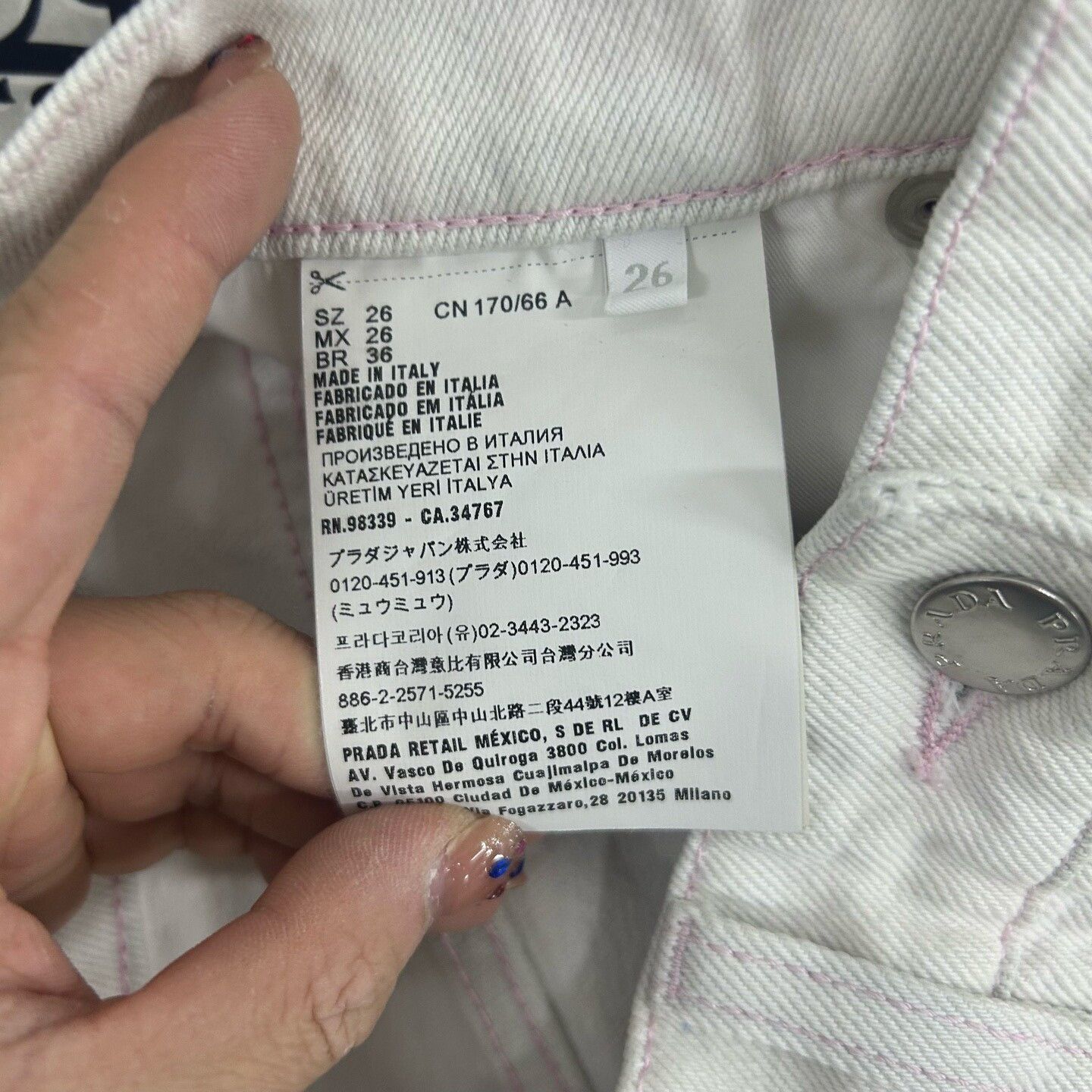 Prada Prada Logo Patch White Denim Shorts Size 26 Size 26" / US 2 / IT 38 - 6 Thumbnail