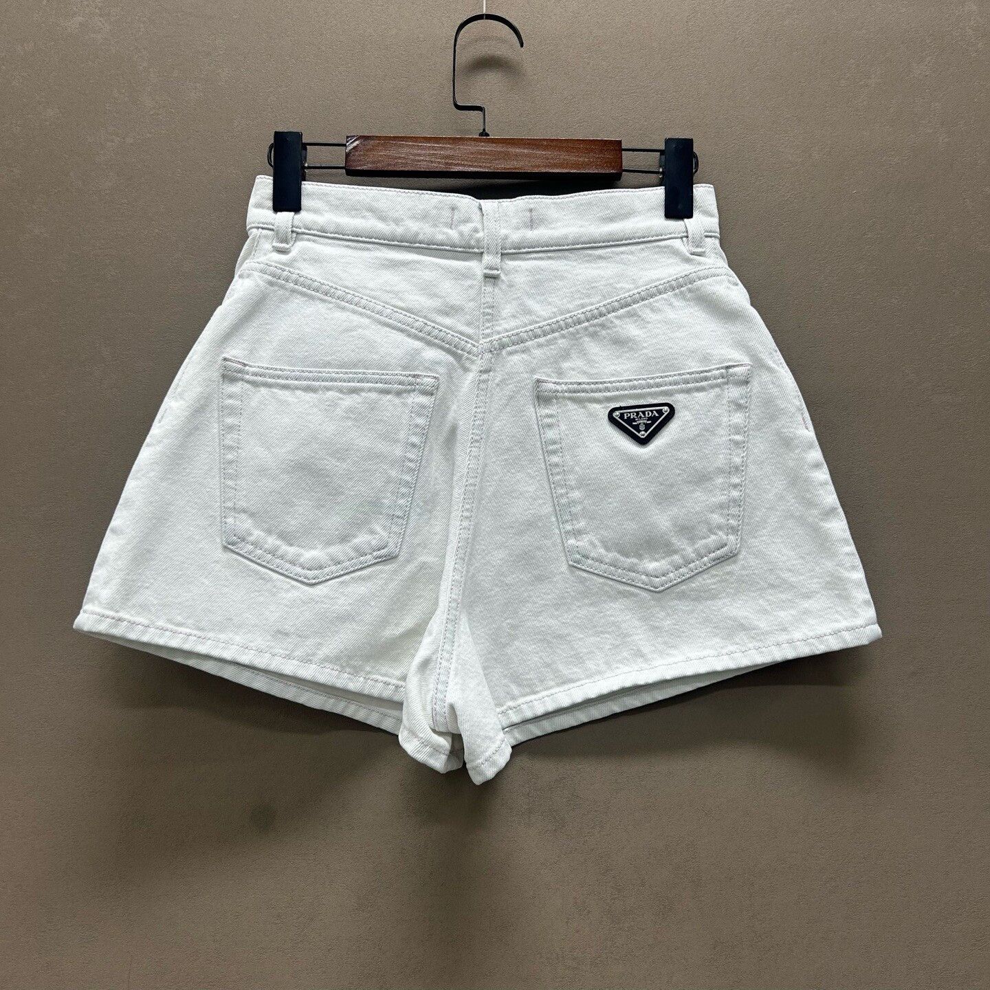 Prada Prada Logo Patch White Denim Shorts Size 26 Size 26" / US 2 / IT 38 - 3 Thumbnail
