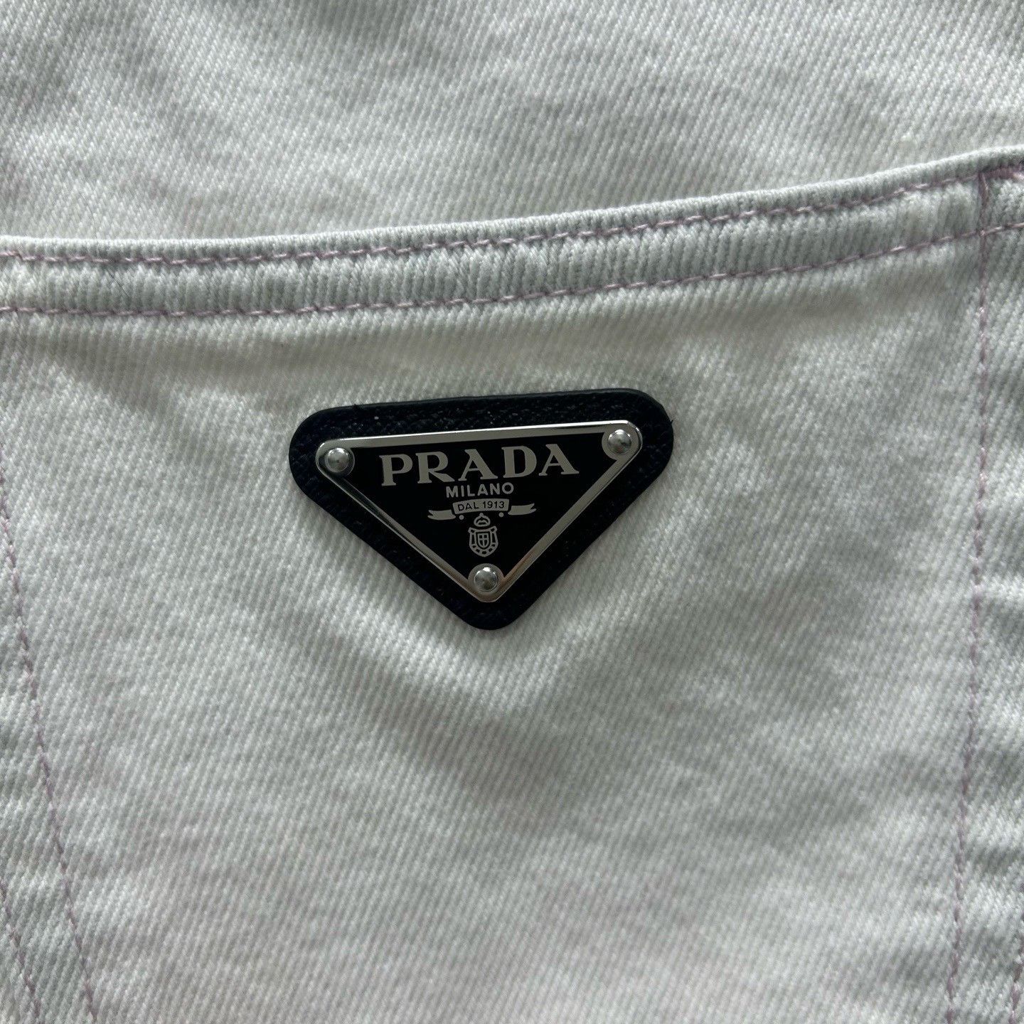 Prada Prada Logo Patch White Denim Shorts Size 26 Size 26" / US 2 / IT 38 - 4 Thumbnail