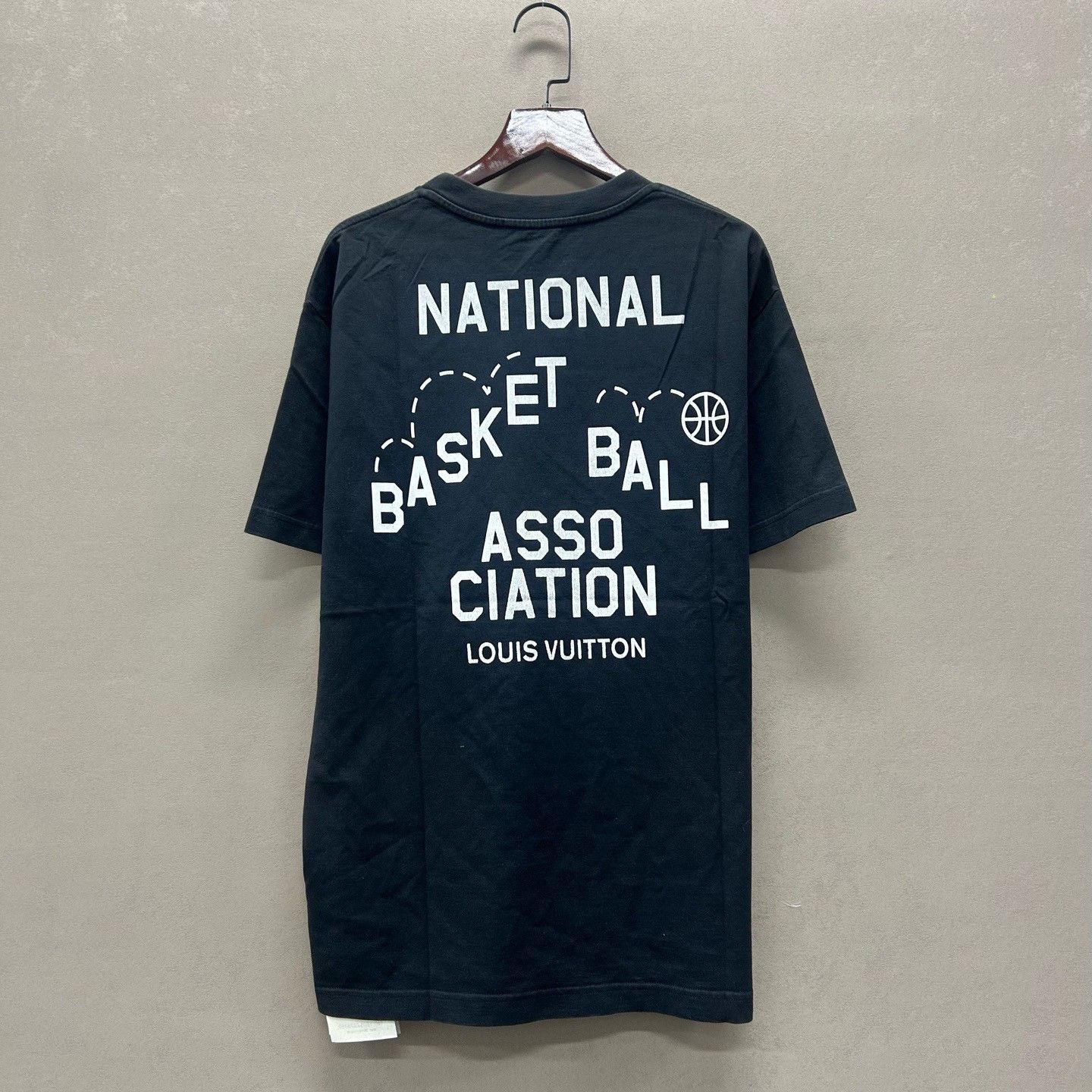 Louis Vuitton Louis Vuitton x NBA Logo Short Sleeve T-Shirt Size S Size US S / EU 44-46 / 1 - 3 Thumbnail