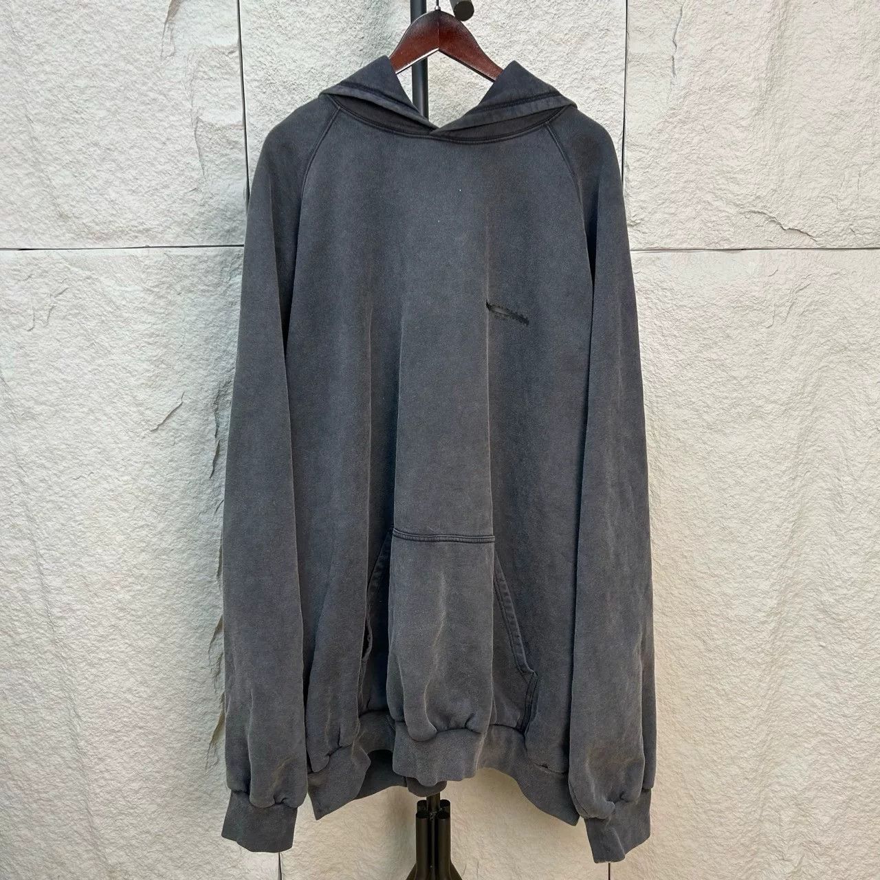 Balenciaga Balenciaga Logo Hoodie Size XXL Size US XXL / EU 58 / 5 - 2 Thumbnail