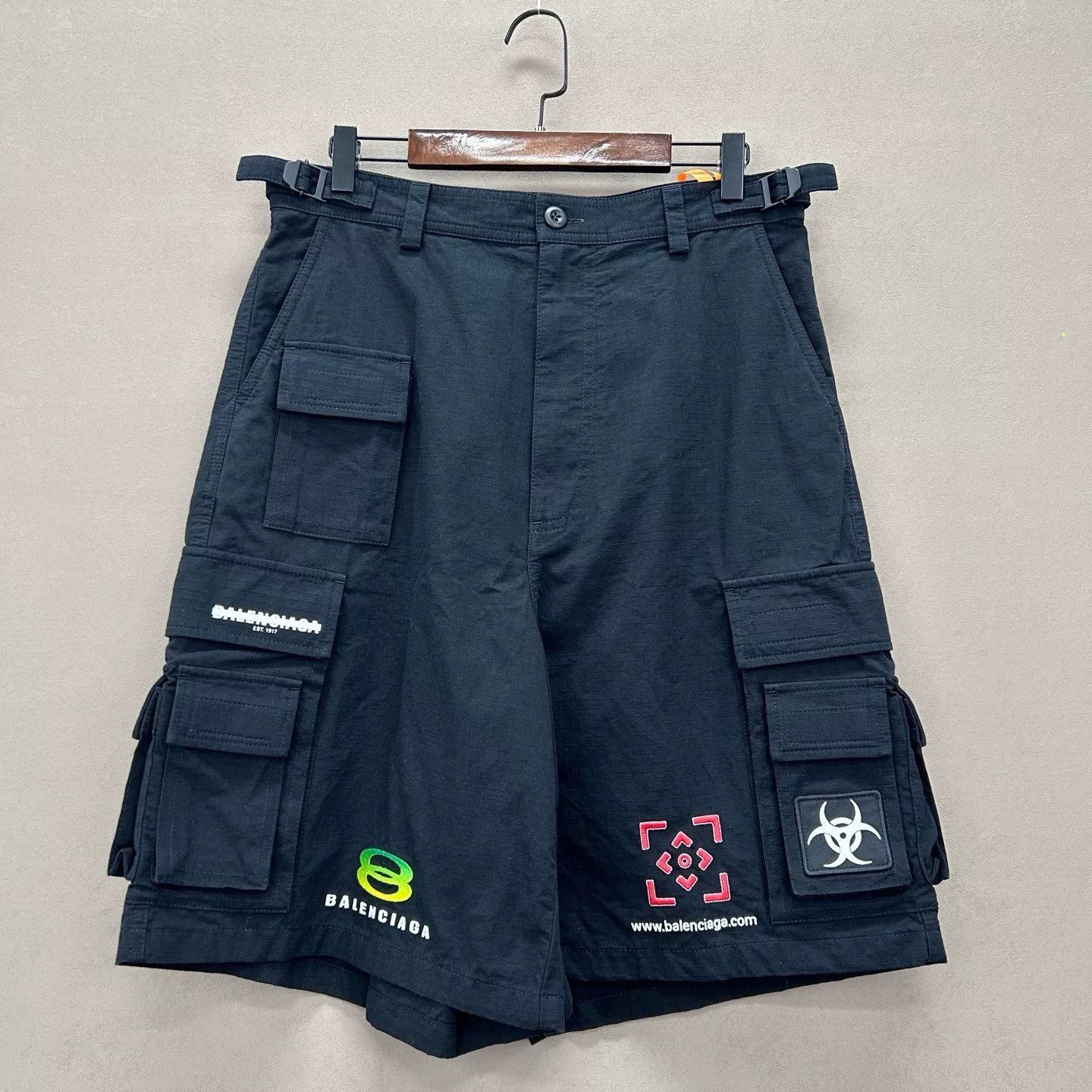 Balenciaga Balenciaga Multi-Pocket Cargo Shorts Size 28 Size US 28 / EU 44 - 2 Thumbnail