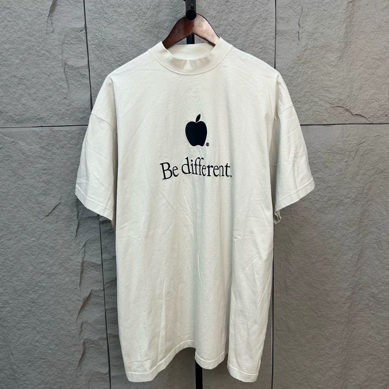 Balenciaga Balenciaga Apple Logo T-Shirt US M Size US M / EU 48-50 / 2 - 2 Thumbnail