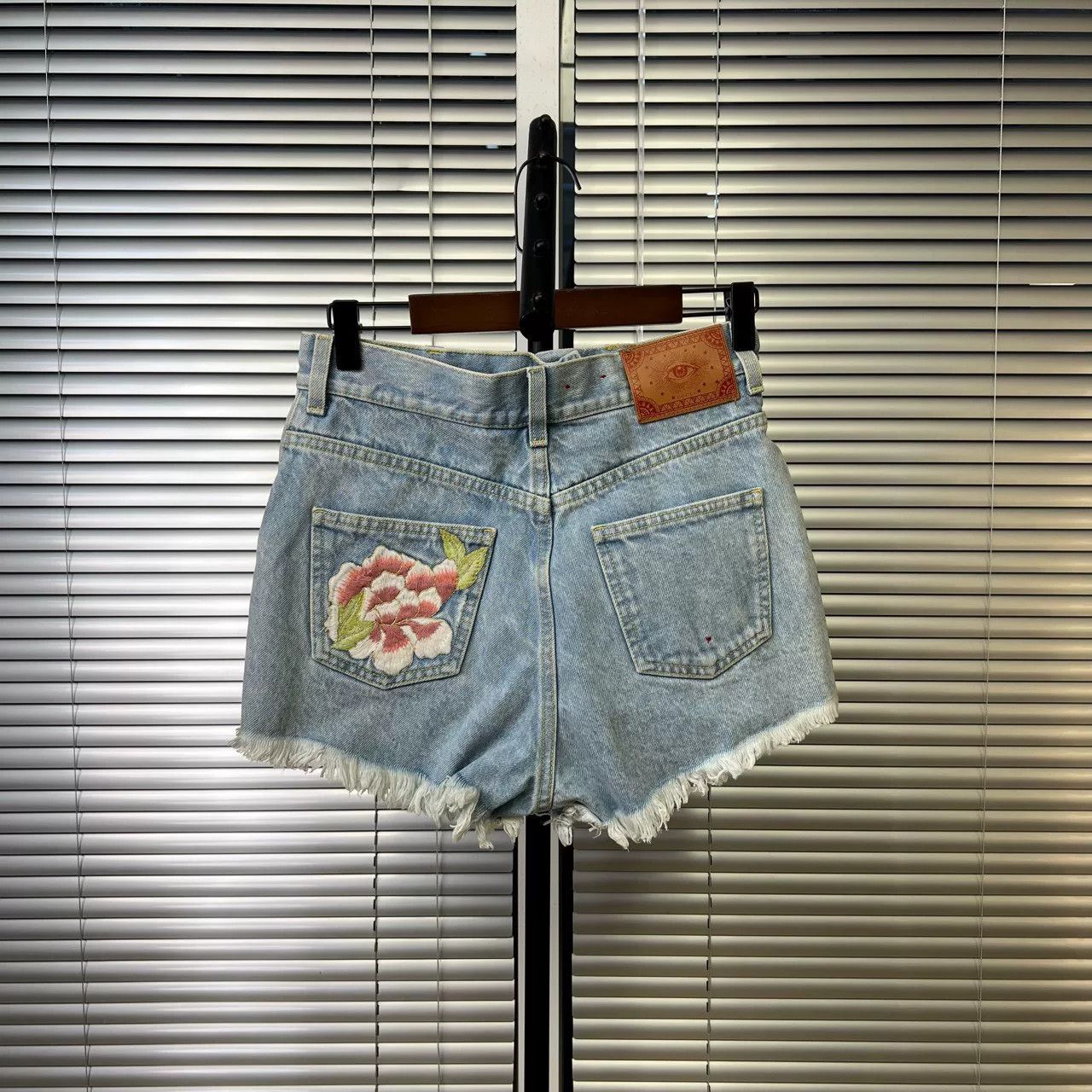 Gucci Gucci Floral Embroidered Denim Shorts Size 27 Size 27" / US 4 / IT 40 - 4 Thumbnail