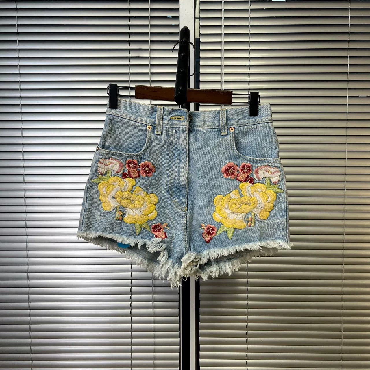 Gucci Gucci Floral Embroidered Denim Shorts Size 27 Size 27" / US 4 / IT 40 - 2 Thumbnail