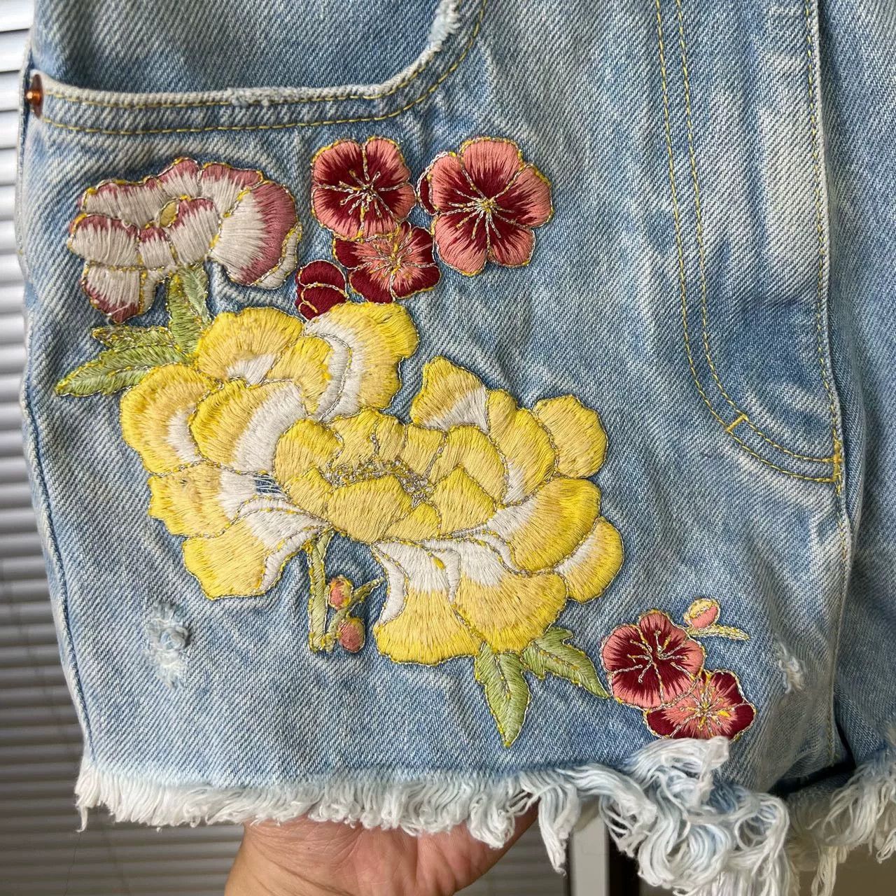 Gucci Gucci Floral Embroidered Denim Shorts Size 27 Size 27" / US 4 / IT 40 - 3 Thumbnail