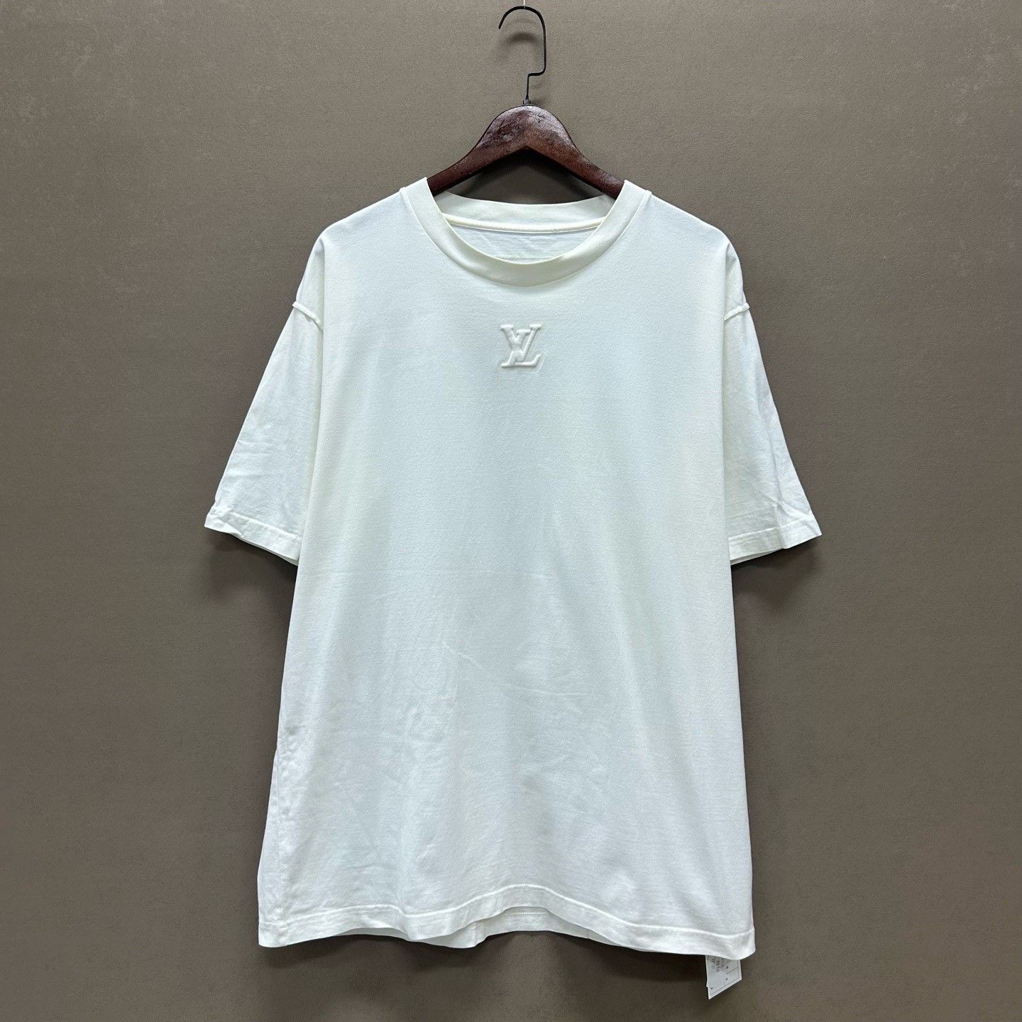 Louis Vuitton Louis Vuitton Embossed Logo T-Shirt Size XXL Size US XXL / EU 58 / 5 - 2 Thumbnail