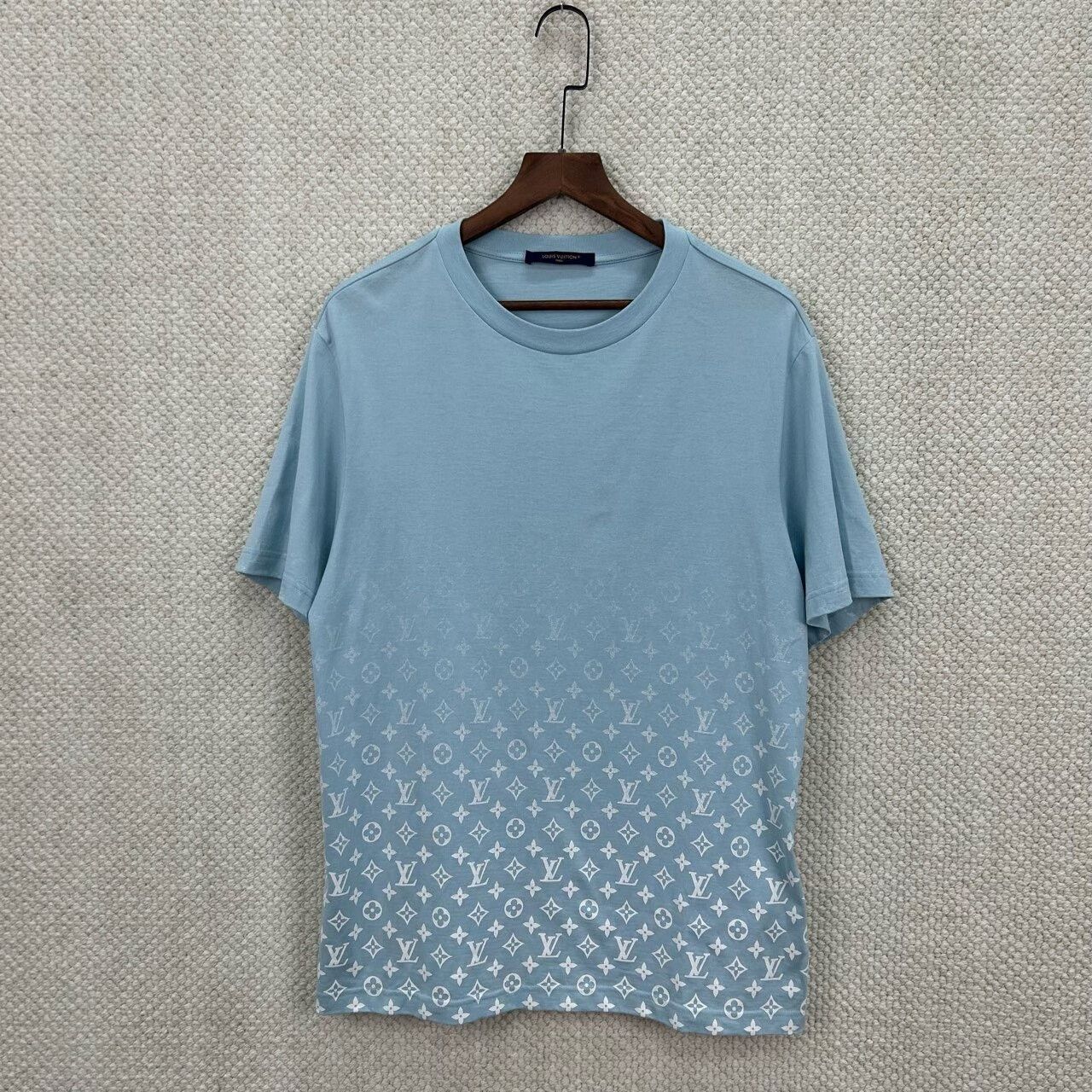 Louis Vuitton Louis Vuitton Monogram Gradient T-Shirt Size XL Size US XL / EU 56 / 4 - 2 Thumbnail
