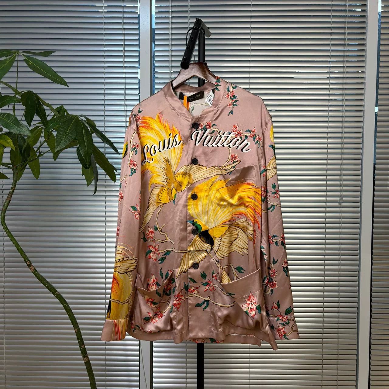 Louis Vuitton Louis Vuitton Bird & Flower Silk Shirt Size S Size US S / EU 44-46 / 1 - 2 Thumbnail