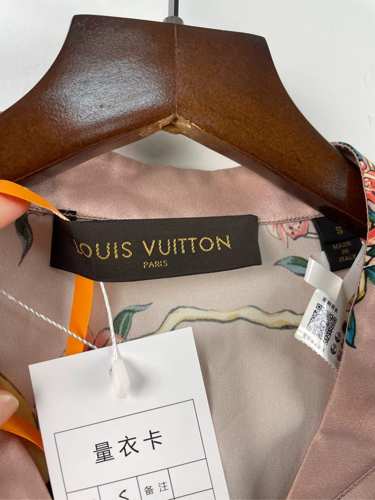 Louis Vuitton Louis Vuitton Bird & Flower Silk Shirt Size S Size US S / EU 44-46 / 1 - 4 Thumbnail
