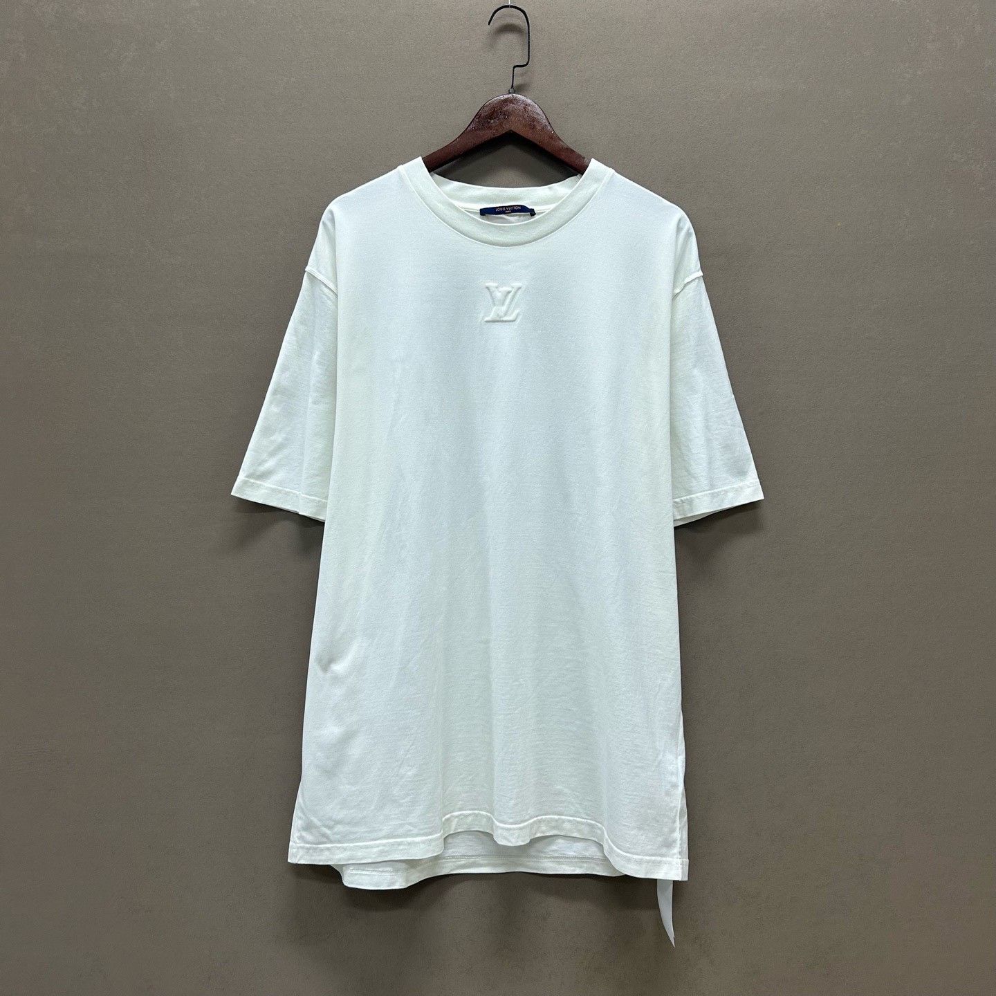 Louis Vuitton Louis Vuitton Embossed Logo T-Shirt Size L Size US L / EU 52-54 / 3 - 2 Thumbnail