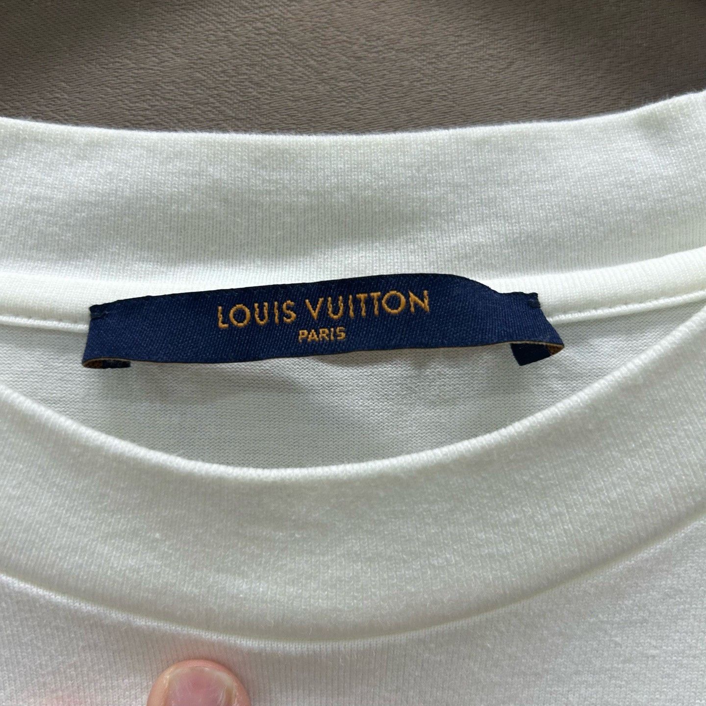 Louis Vuitton Louis Vuitton Embossed Logo T-Shirt Size L Size US L / EU 52-54 / 3 - 4 Thumbnail