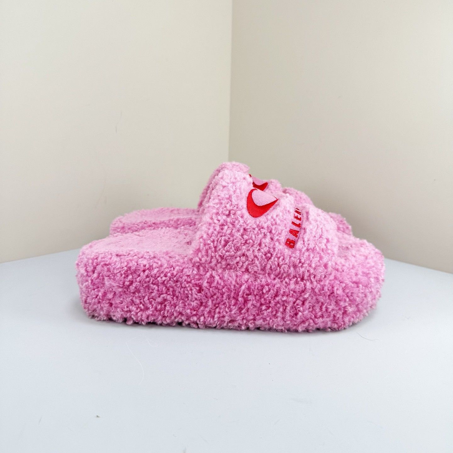 Balenciaga Balenciaga Pink Heart Furry Slides Size 38 Size US 8 / IT 38 - 5 Thumbnail