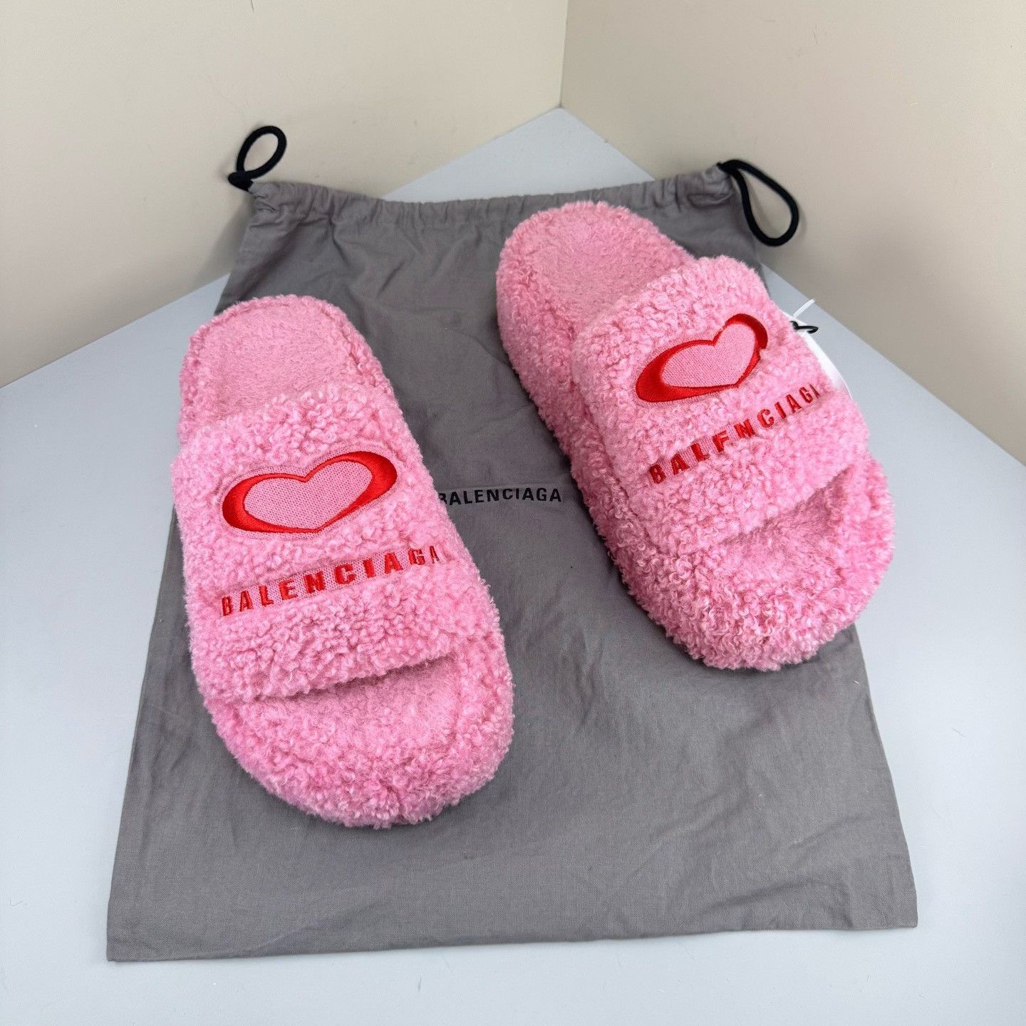 Balenciaga Balenciaga Pink Heart Furry Slides Size 38 Size US 8 / IT 38 - 2 Thumbnail